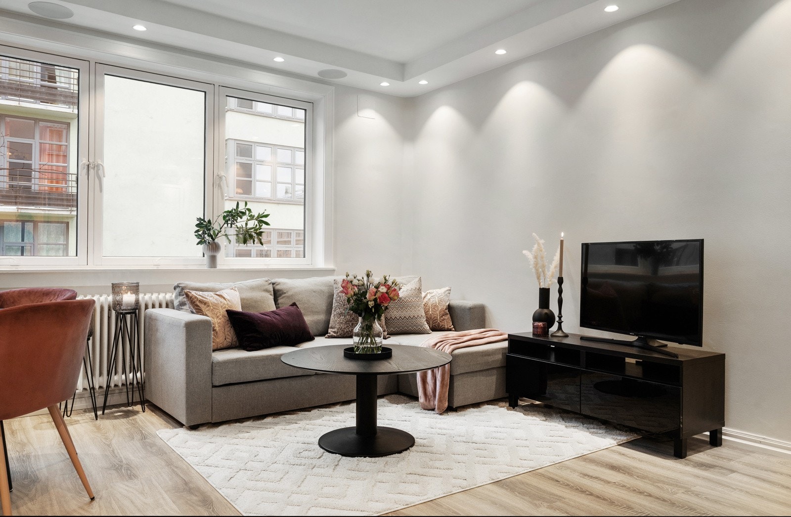 Leiligheten har en romslig stue med god plass til sofa og spisebord Galleribilde