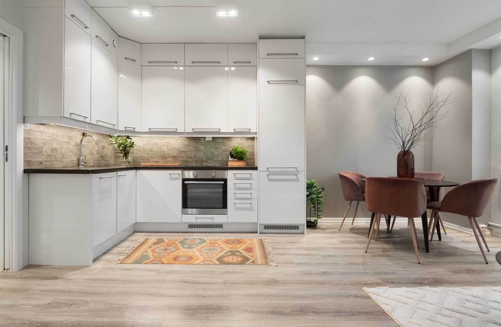 Kjøkkenet i leiligheten er fra Epoq og har innredning bestående av glatte fronter, laminat benkeplate og integrerte hvitevarer som kjøl/fryseskap, oppvaskmaskin, induksjonstopp og stekeovn Galleribilde