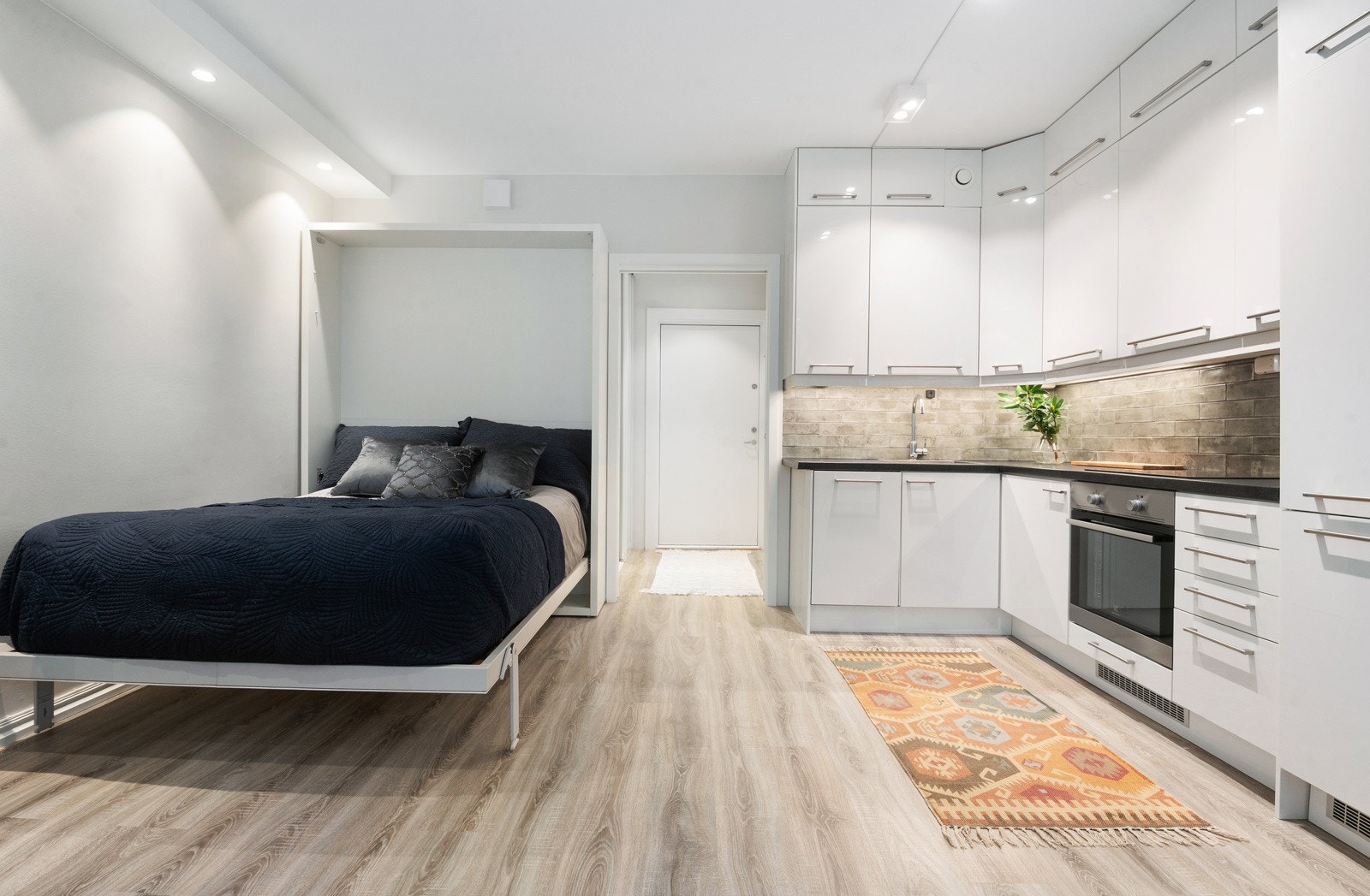 Stuen har plass til nedfellbar seng i hjørnet av rommet - en praktisk løsning som frigjør mye plass Galleribilde