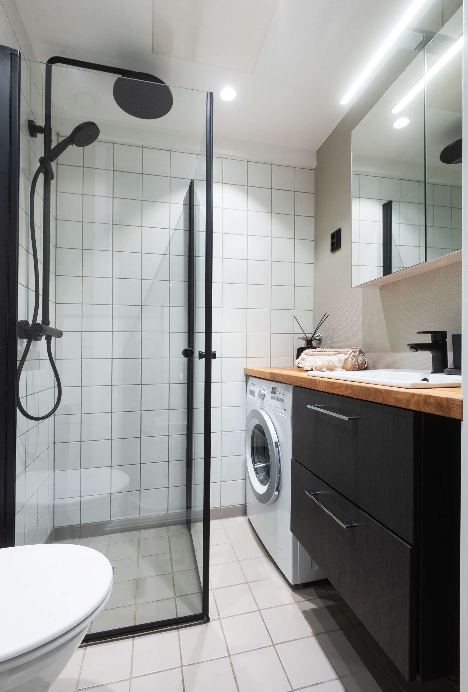 Innredningen består av dusjhjørne med glassdører, toalett og enkel servant Galleribilde