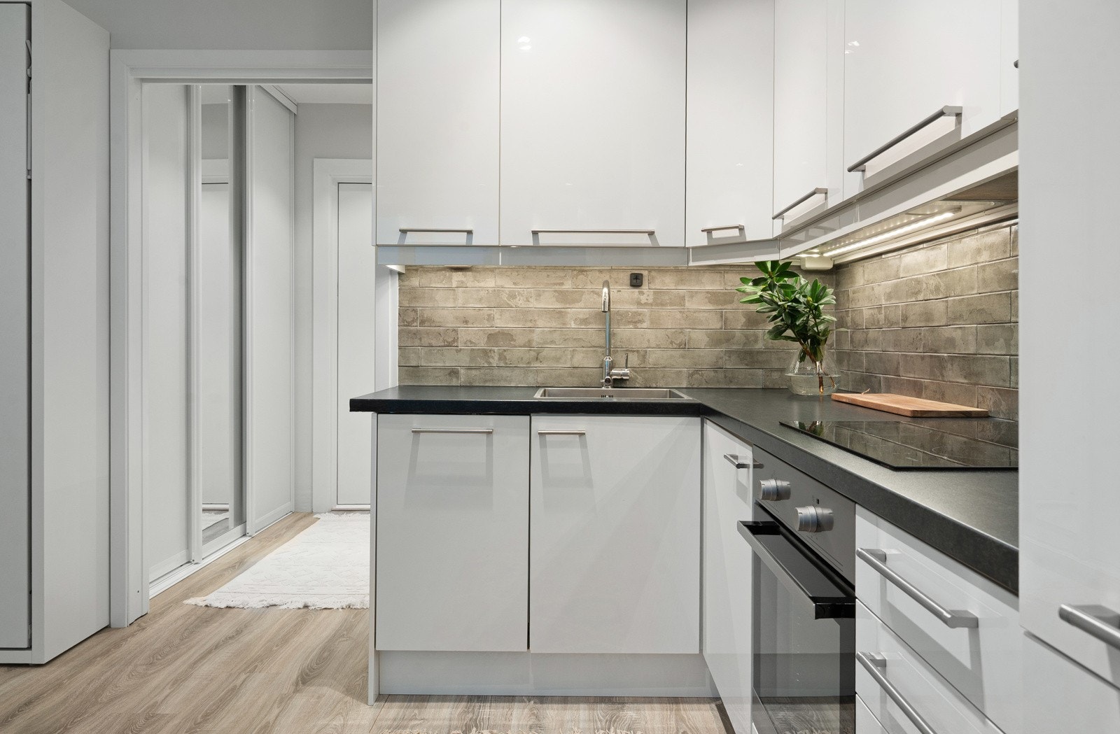 På kjøkkenet er det rikelig med oppbevaring i over- og underskapene og gode arbeidsflater på benkeplaten Galleribilde