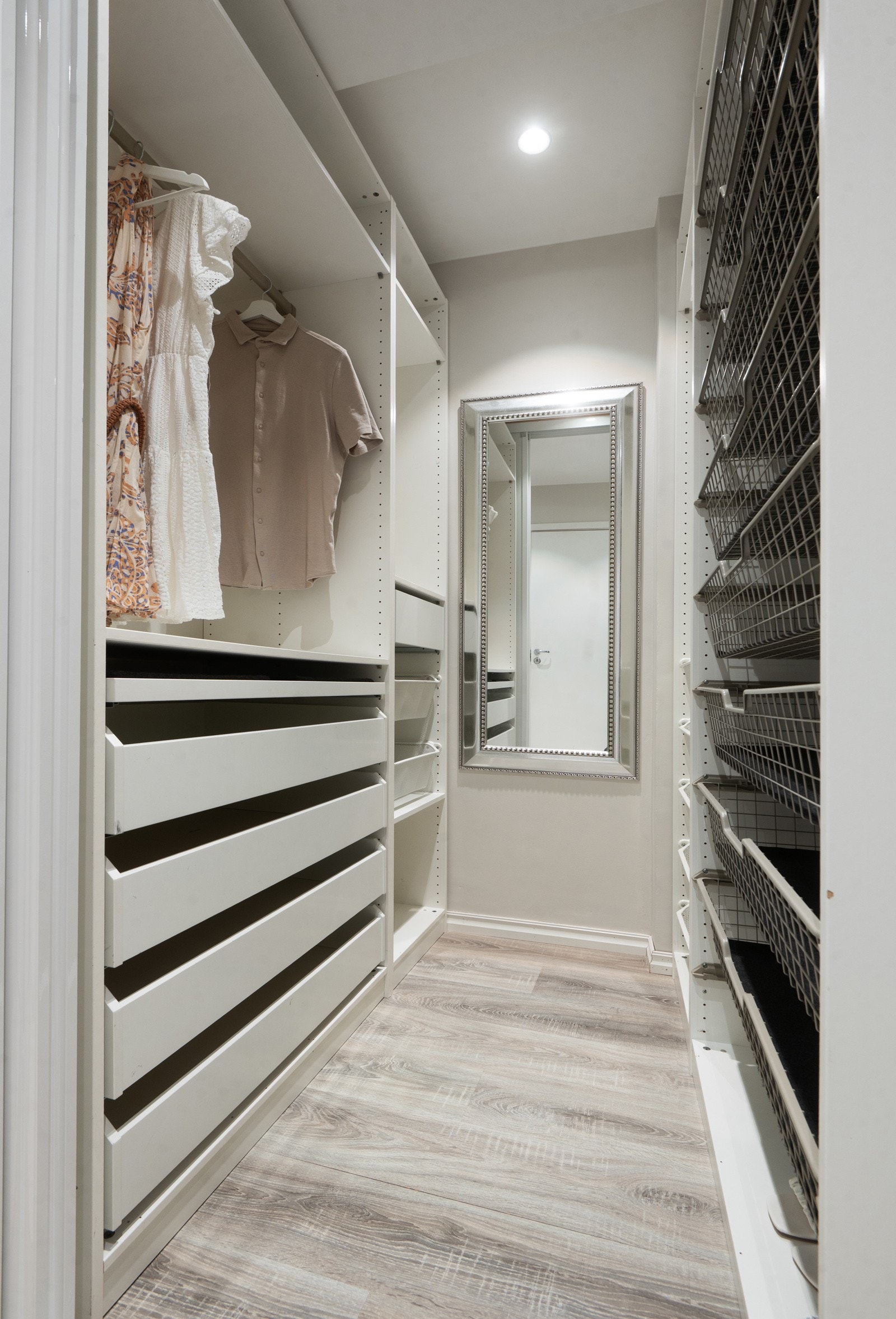 I direkte tilknytning til entréen er det en romslig walk-in garderobe med mye lagring Galleribilde