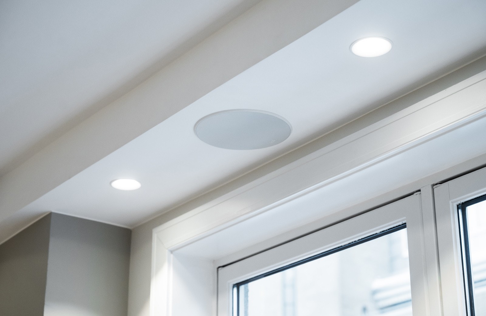 I stuen er det også downlights i himlingen, samt innebygde høyttalere Galleribilde