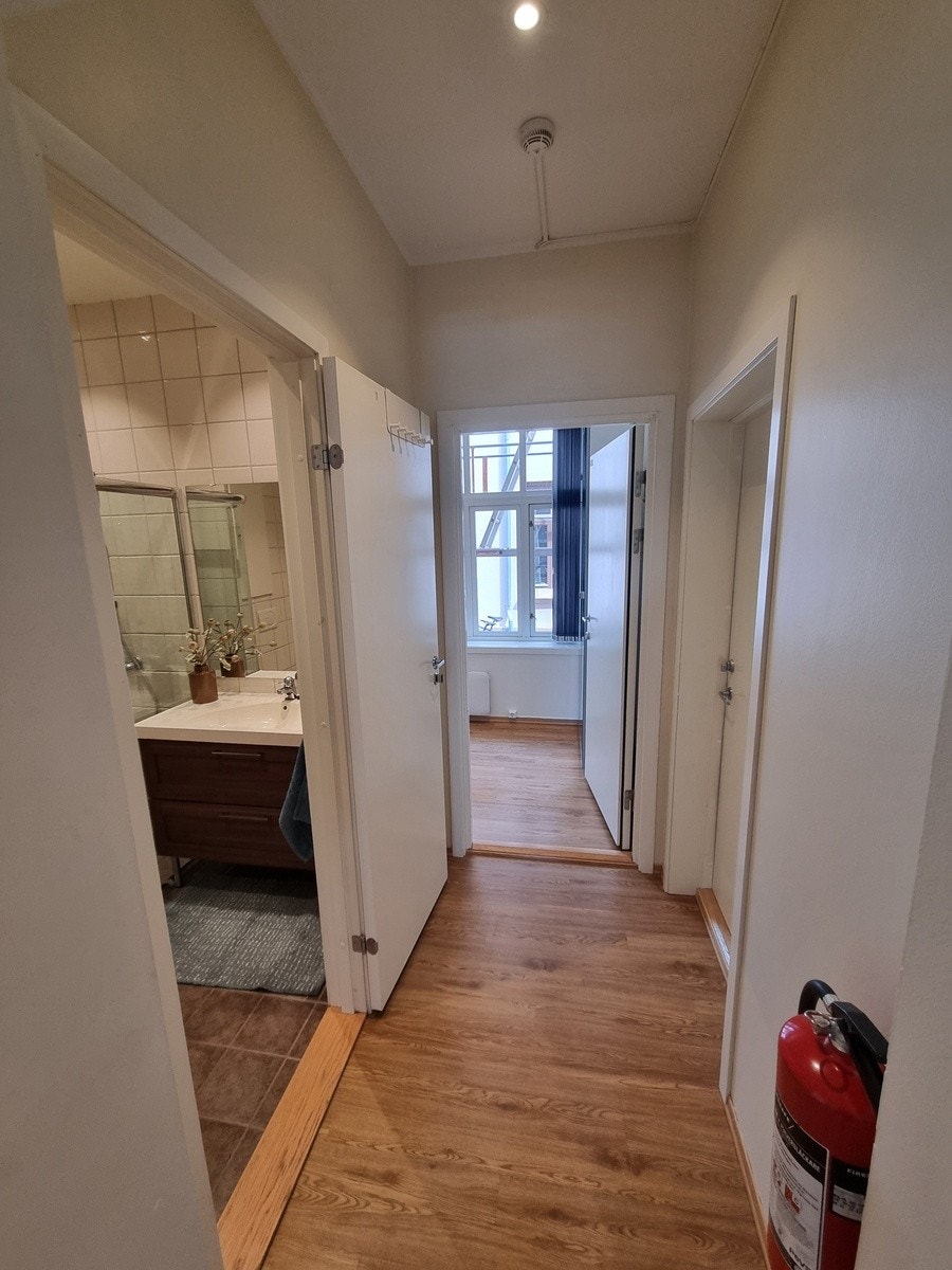 mellomgang til bad, baktrapp og rom 105 Galleribilde