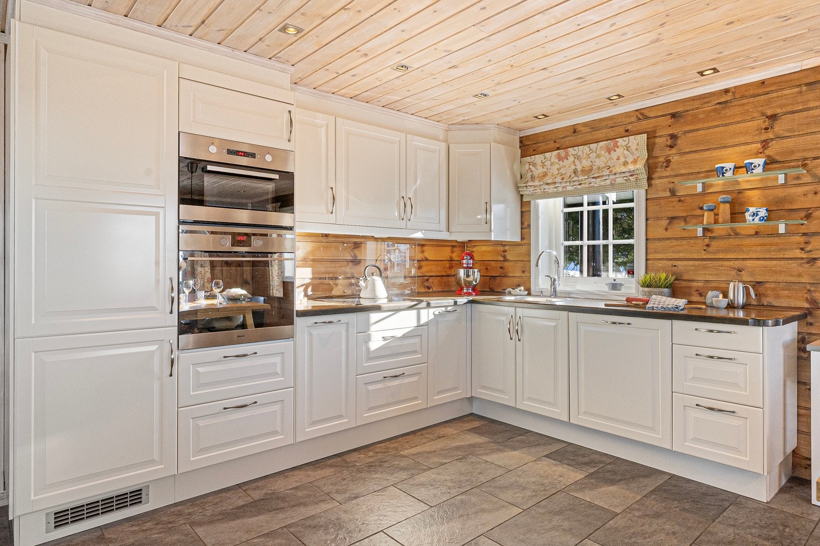 Kjøkken med integrert komfyr, koketopp, mikrobølgeovn, oppvaskmaskin og kjøleskap Galleribilde