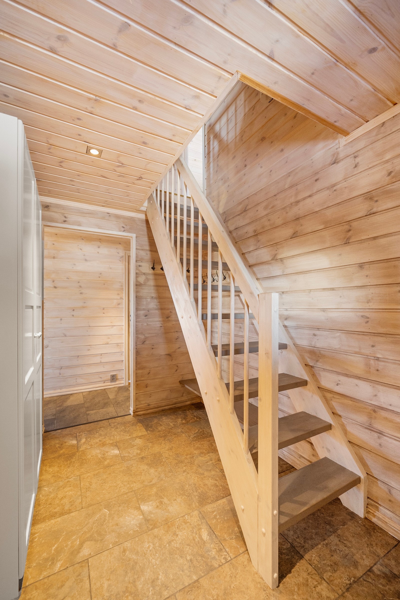 Trapp opp til loftetasje Galleribilde