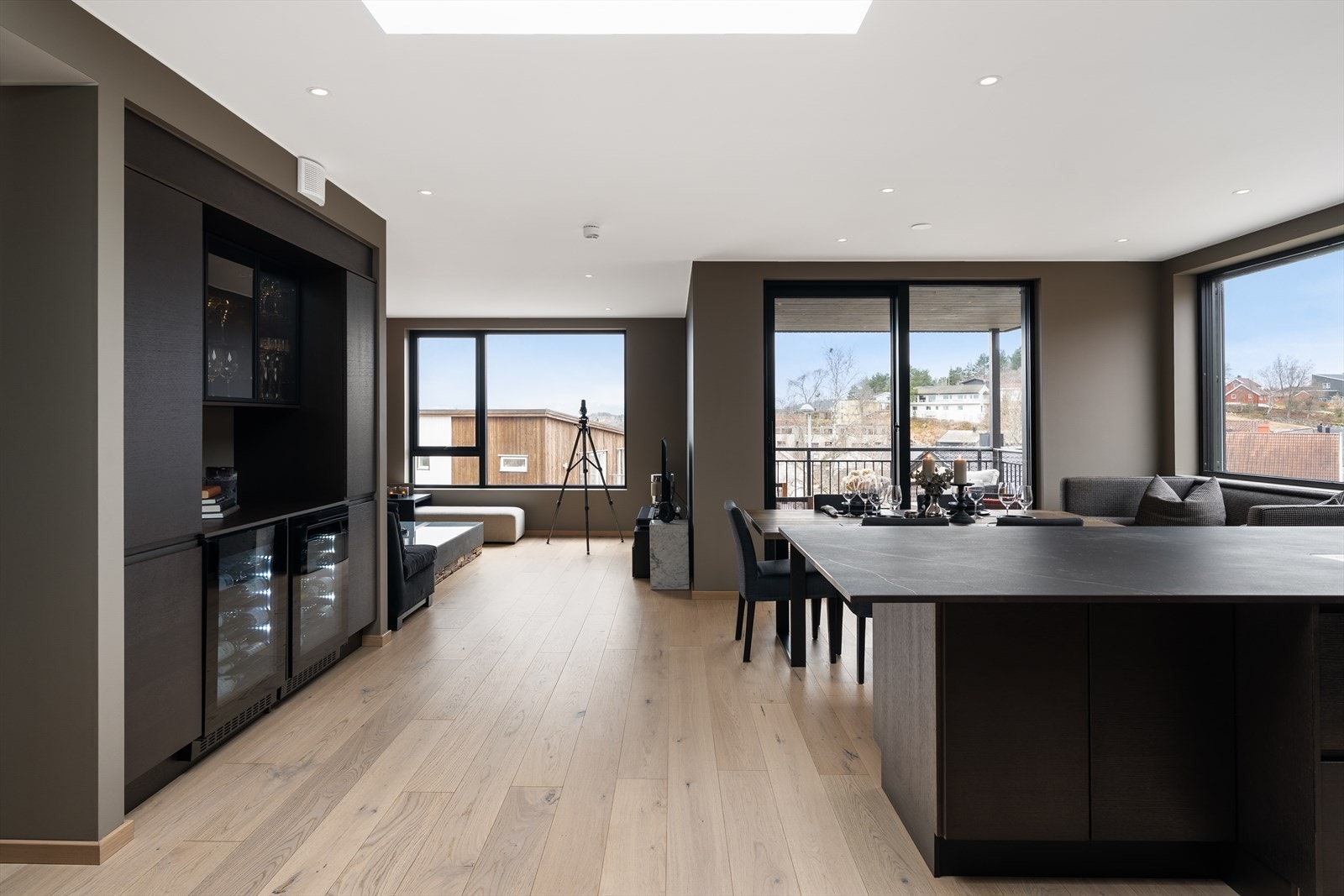 Det eksklusive inntrykket møter deg ved døra og følger deg uavbrutt gjennom boligen. Galleribilde