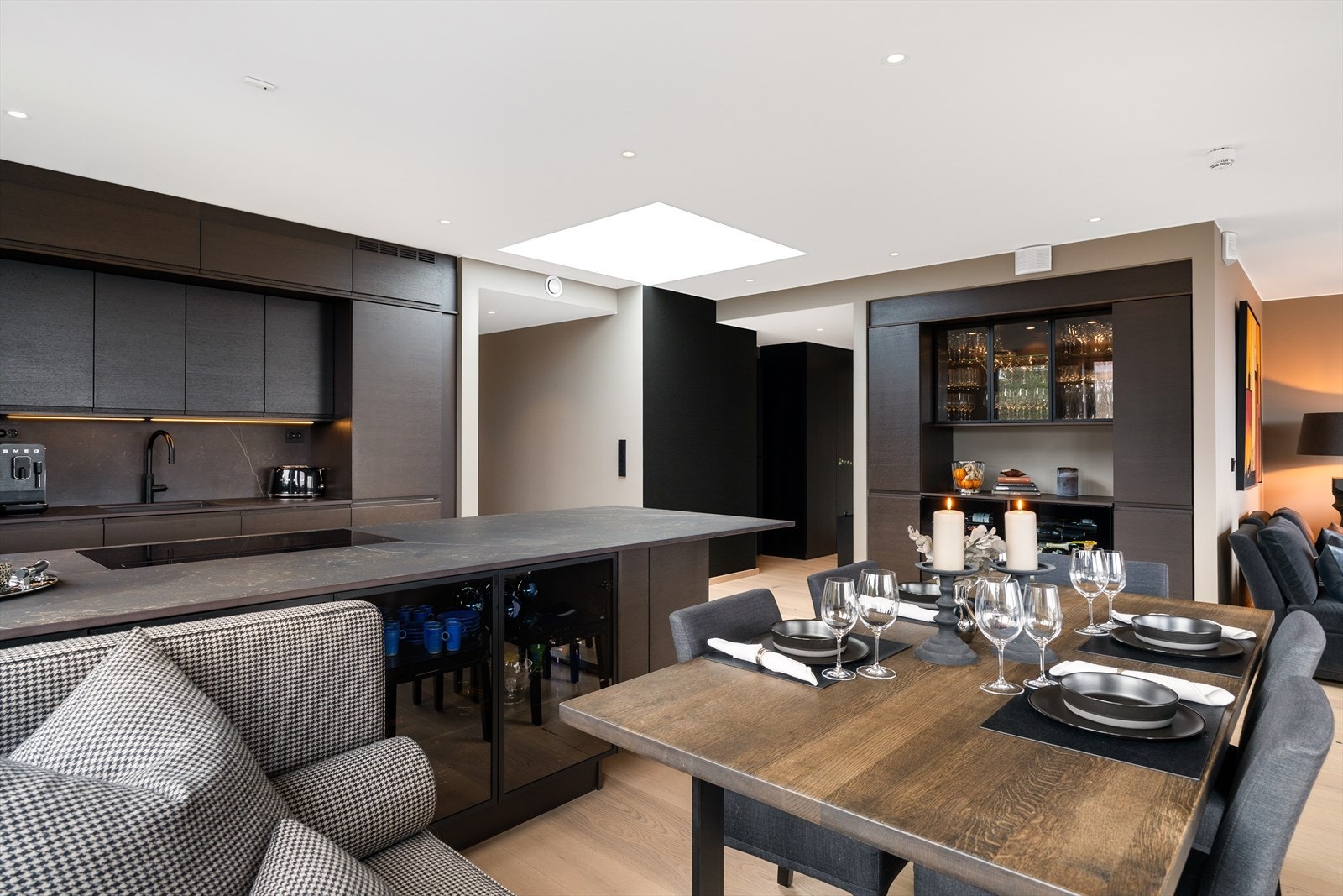 Kjøkkenet er fra kvalitetsleverandøren Røskaft og har oppgradert hvitevarepakke fra Miele. Galleribilde