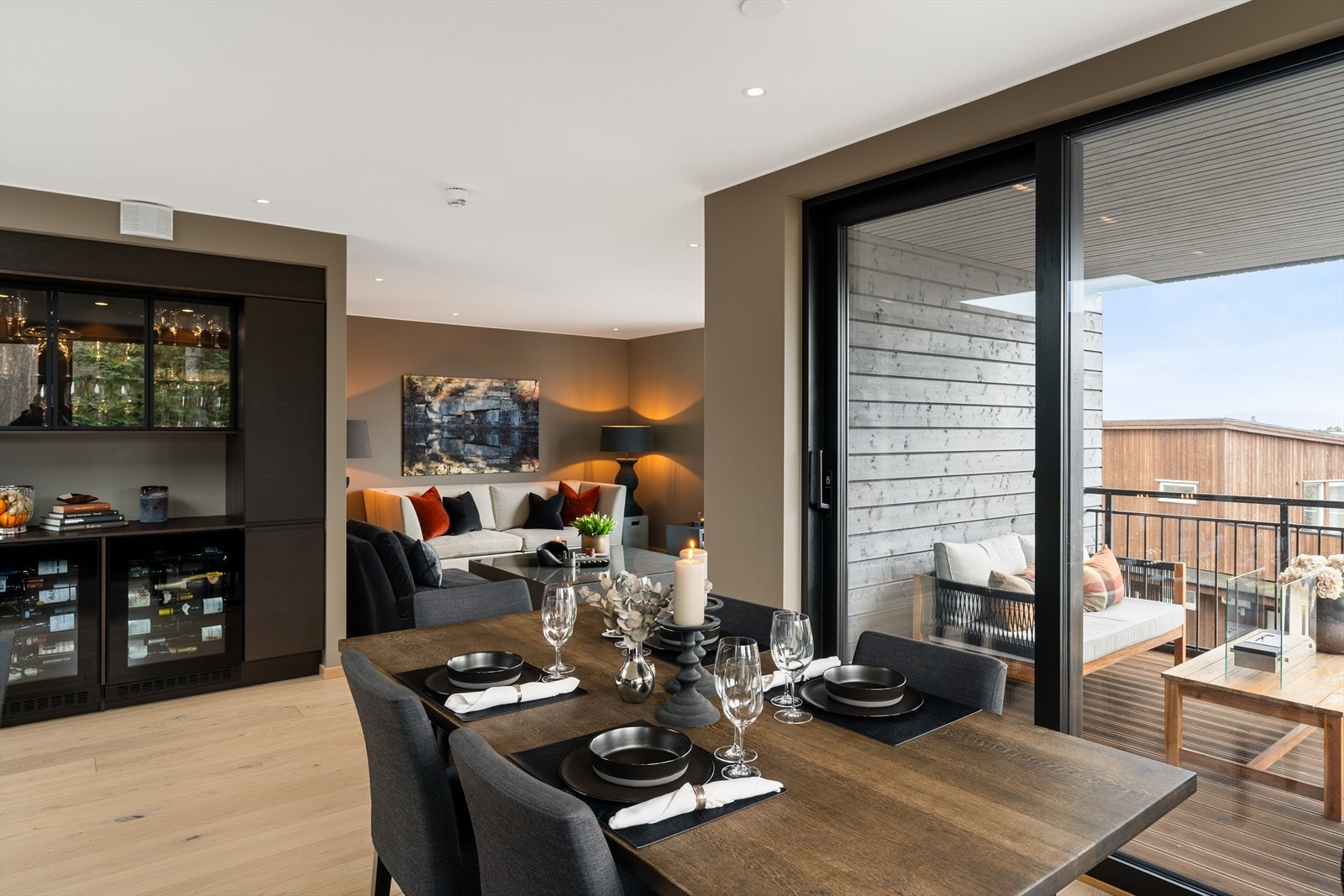 Gjennomgående for leiligheten er delikate materialvalg som 1-stavs parkett, plassbygde garderobeløsninger og duse fargevalg. Galleribilde