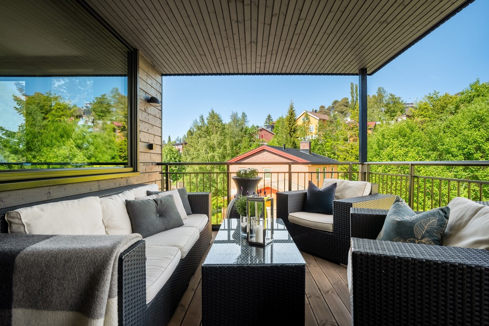 Balkongen ligger vestvendt og har fine solforhold ettermiddag/kveld. Galleribilde