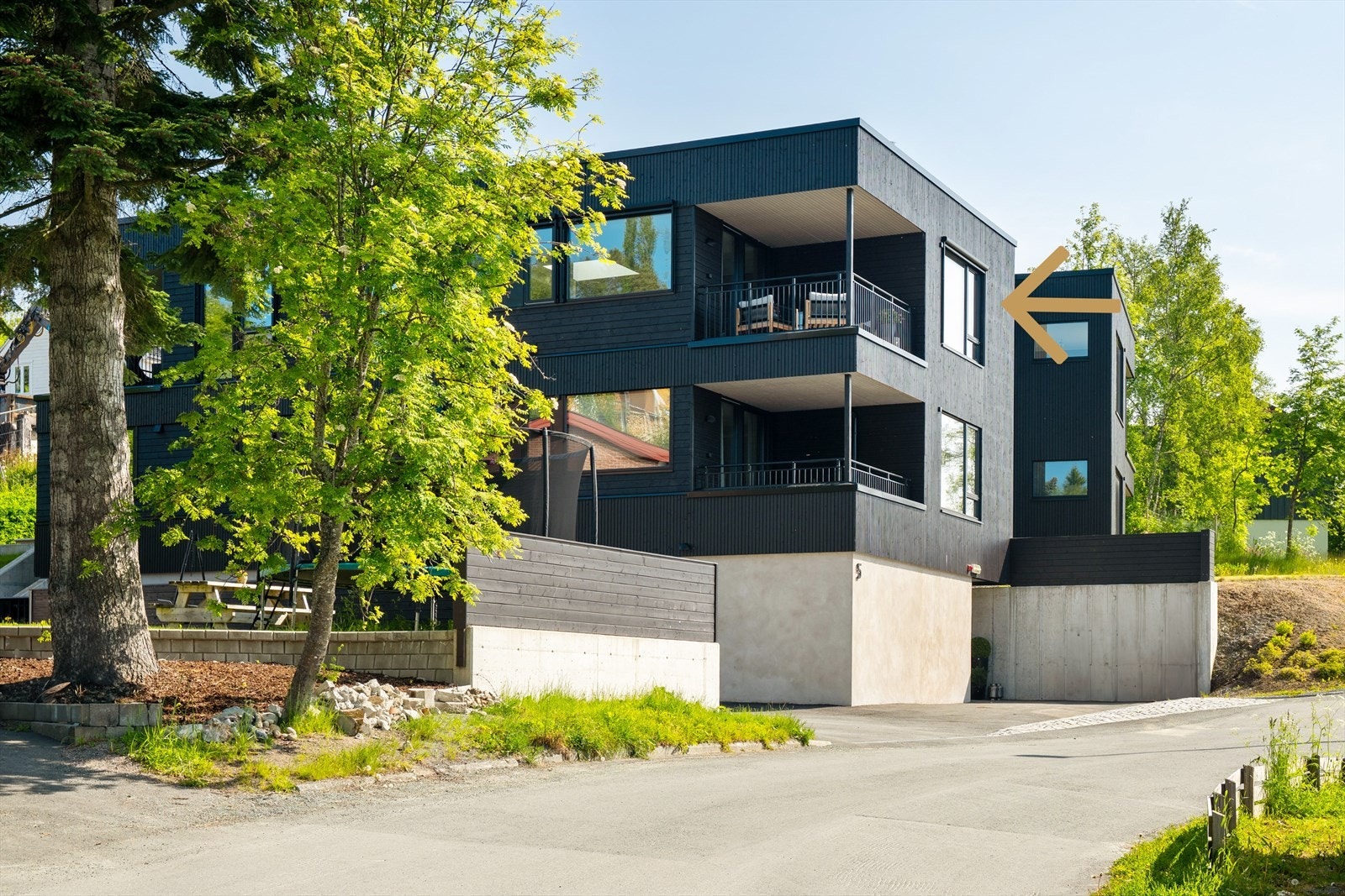 Leiligheten ligger særdeles flott på hjørnet i byggets øverste etasje. Galleribilde