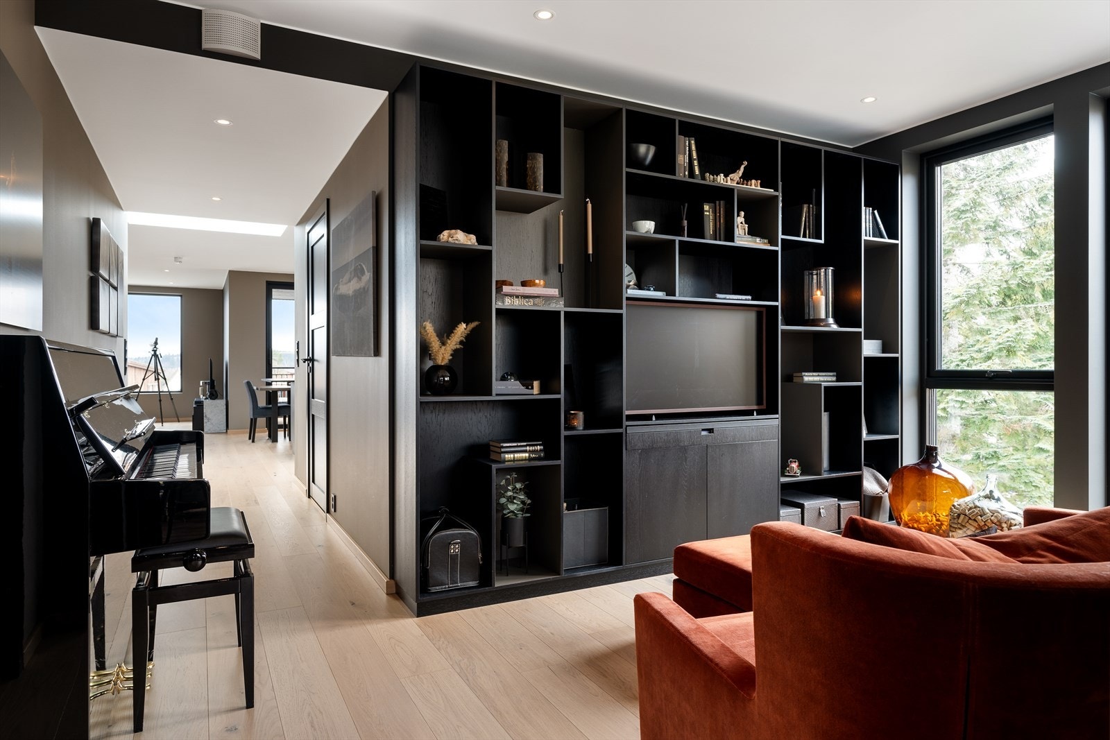 "Masteravdelingen" fremstår som en 5-stjerners hotell-suite med egen TV-stue, soverom, walk-in garderobe, bad og balkong. Galleribilde