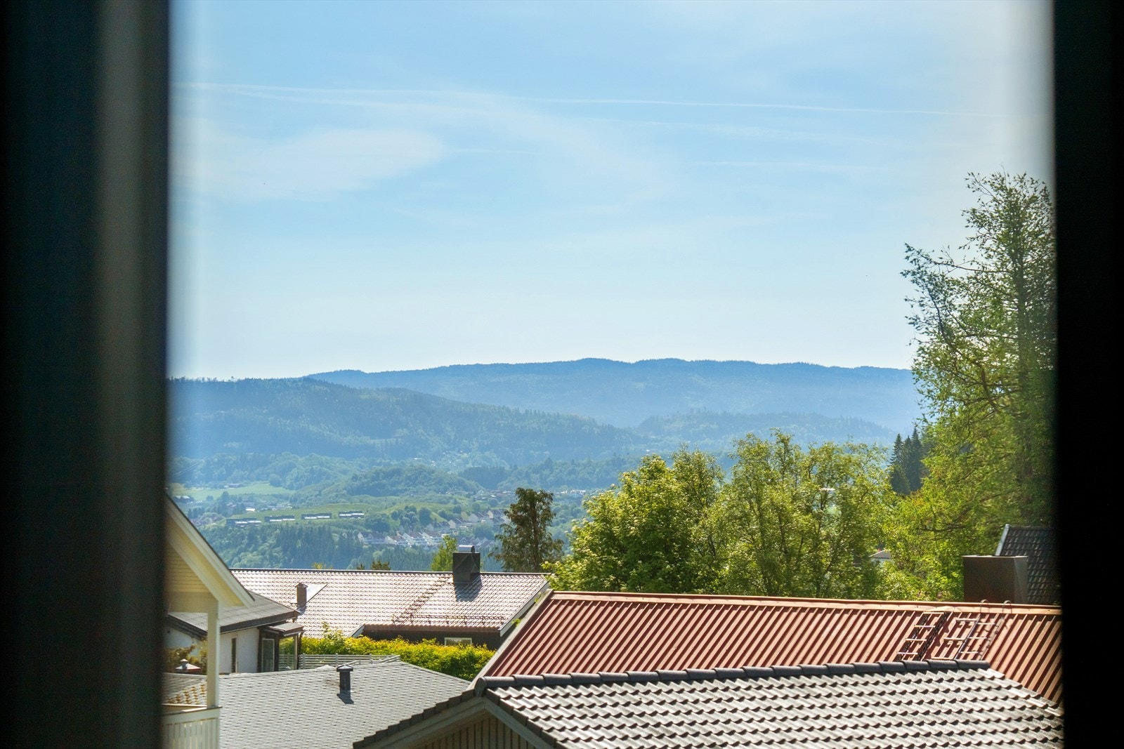 Vakker utsikt kan nytes fra de fleste vindusflater i boligens oppholdssone. Galleribilde