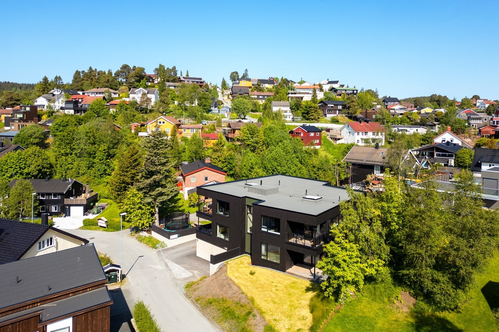 Eiendommen er omkranset av frodig natur og flott opparbeidet med asfaltert innkjørsel, støttemurer og hageparti. Galleribilde