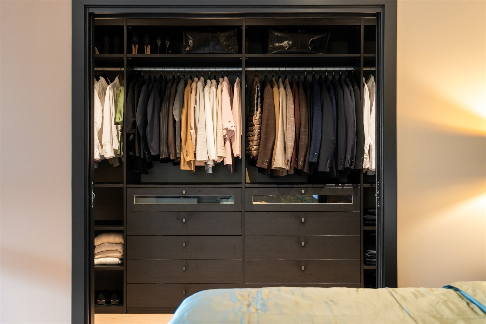 Sømløs og terskelfri overgang mellom soverom og walk-in closet er en av flere detaljer som gir leiligheten et ekstraordinært preg. Garderobeløsning fra Huseby, levert av Røskaft. Galleribilde