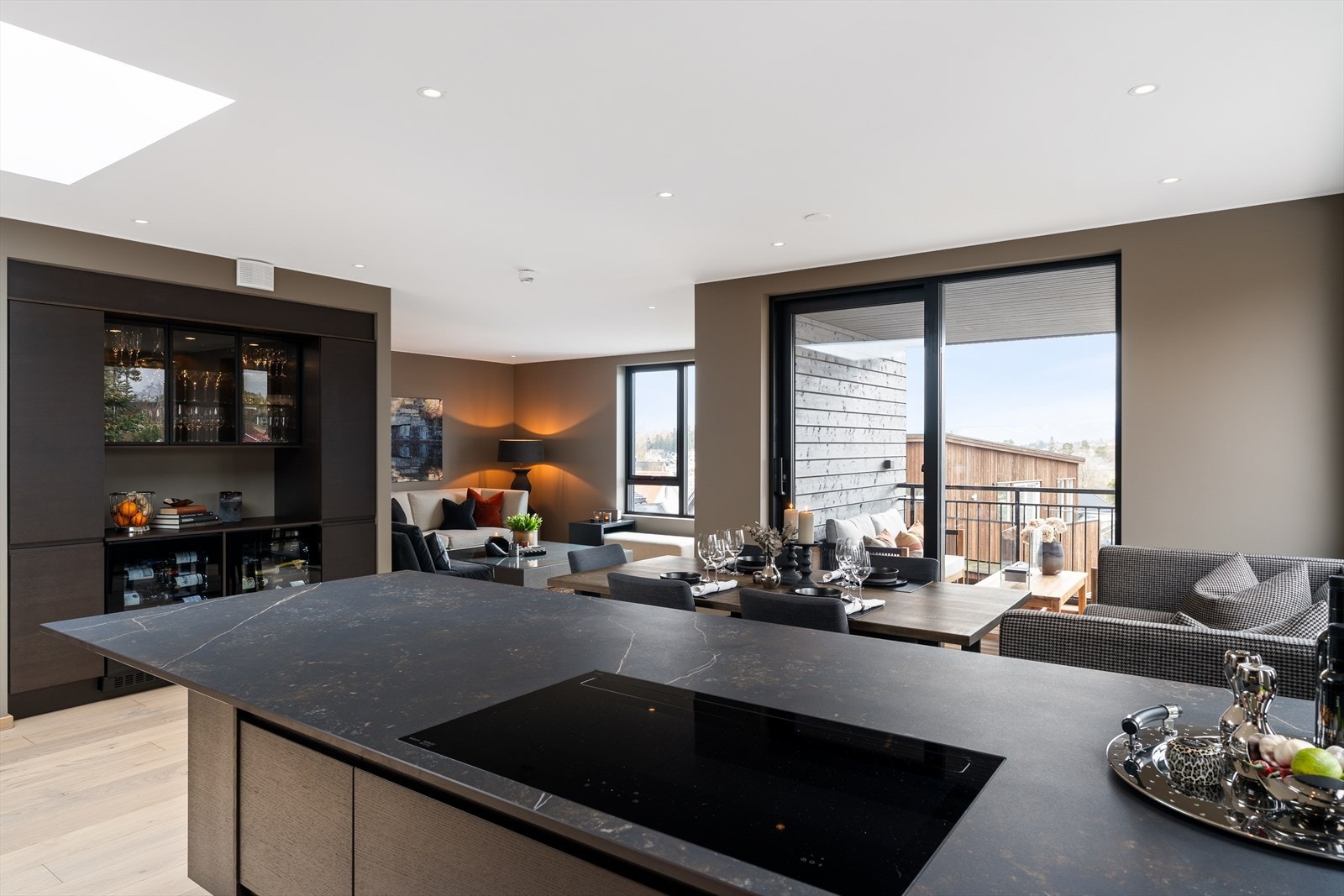 Av tekniske installasjoner er det vannbåren gulvvarme og balansert ventilasjon i alle rom. Galleribilde