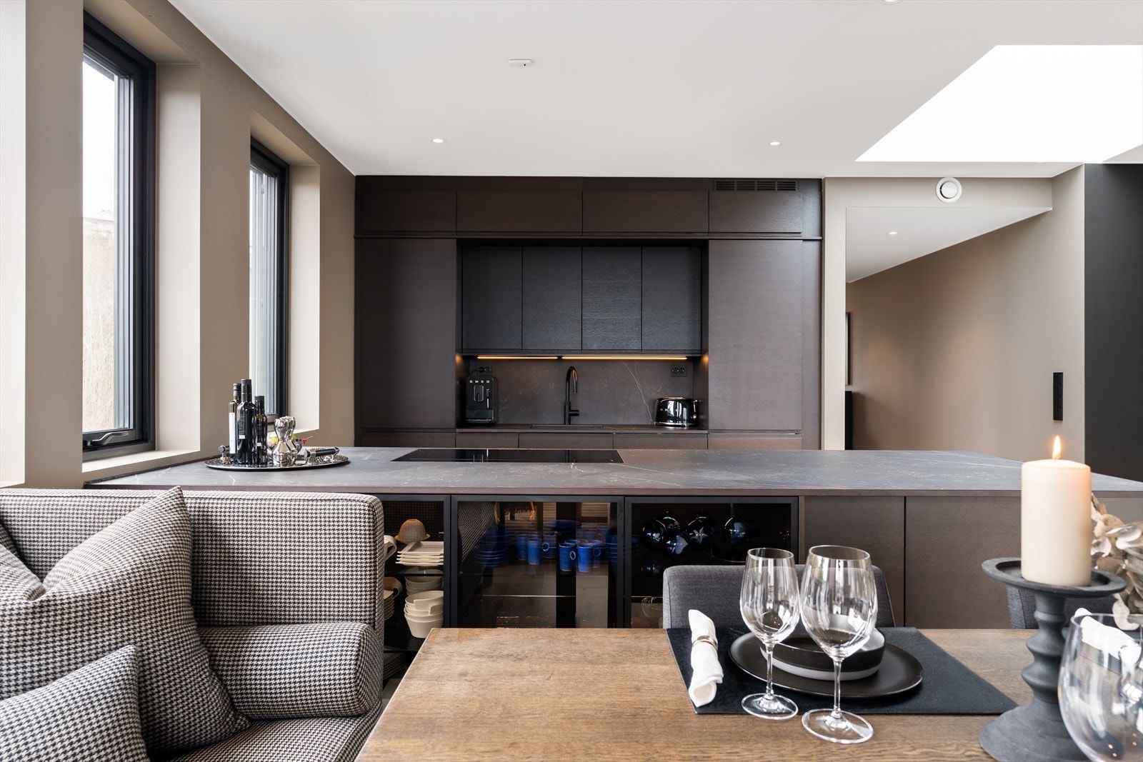 Kjøkkenet er fra kvalitetsleverandøren Røskaft og har oppgradert hvitevarepakke fra Miele. Galleribilde