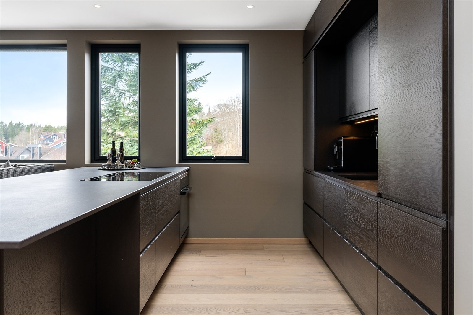 Kjøkkenet byr på mye glede og funksjonable løsninger. Det er bl.a. utstyrt med Novy induksjonstopp fra Røroshetta med integrerte ventilator og kjøkkenarmatur med Quuoker (Kokende vannkran). Galleribilde