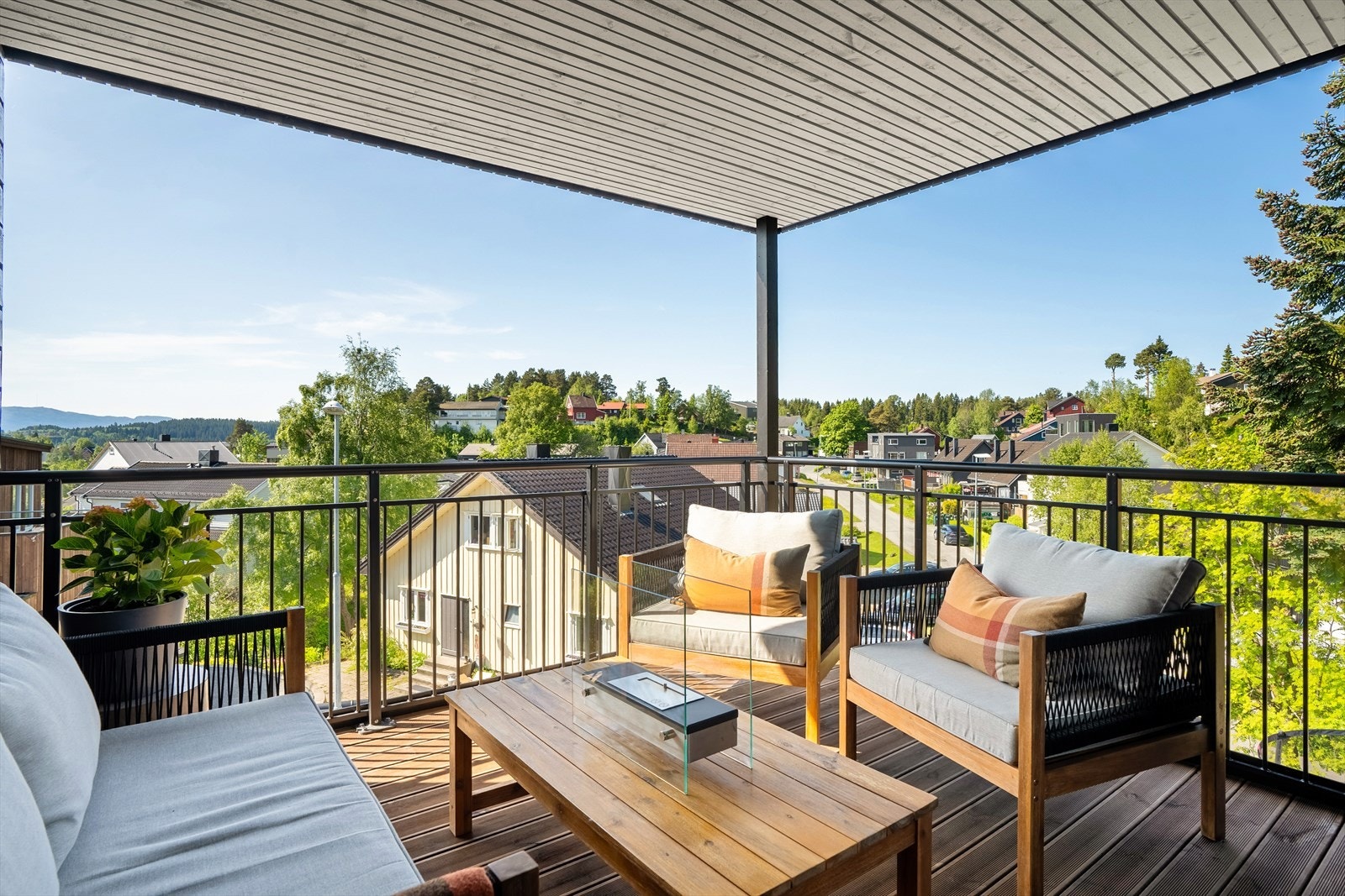 Sør-vest vendt balkong med utgang fra spisestue. Balkongen er takoverbygd og nyter gode solforhold fra ettermiddag til sen kveld om sommeren. Galleribilde