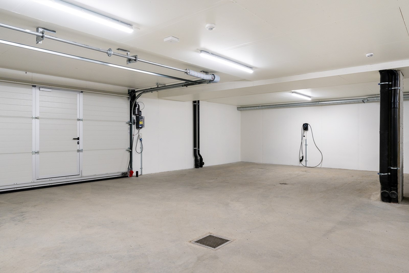 Det medfølger 2 stk p-plasser med elbil-lader i felles parkeringsanlegg. Det er også ekstern bod på 6m² i kjeller. Galleribilde