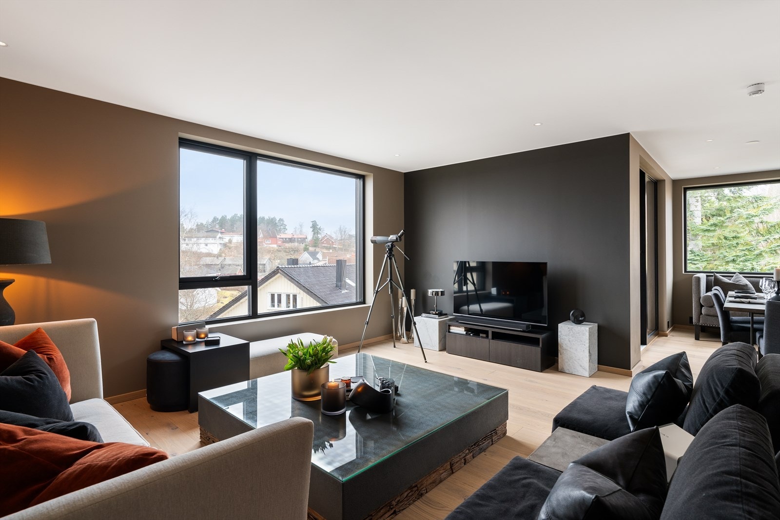 Her får man en innholdsrik planløsning på hele 119m² med bl.a. to stuer, to bad, to balkonger og 2/3 soverom. Galleribilde