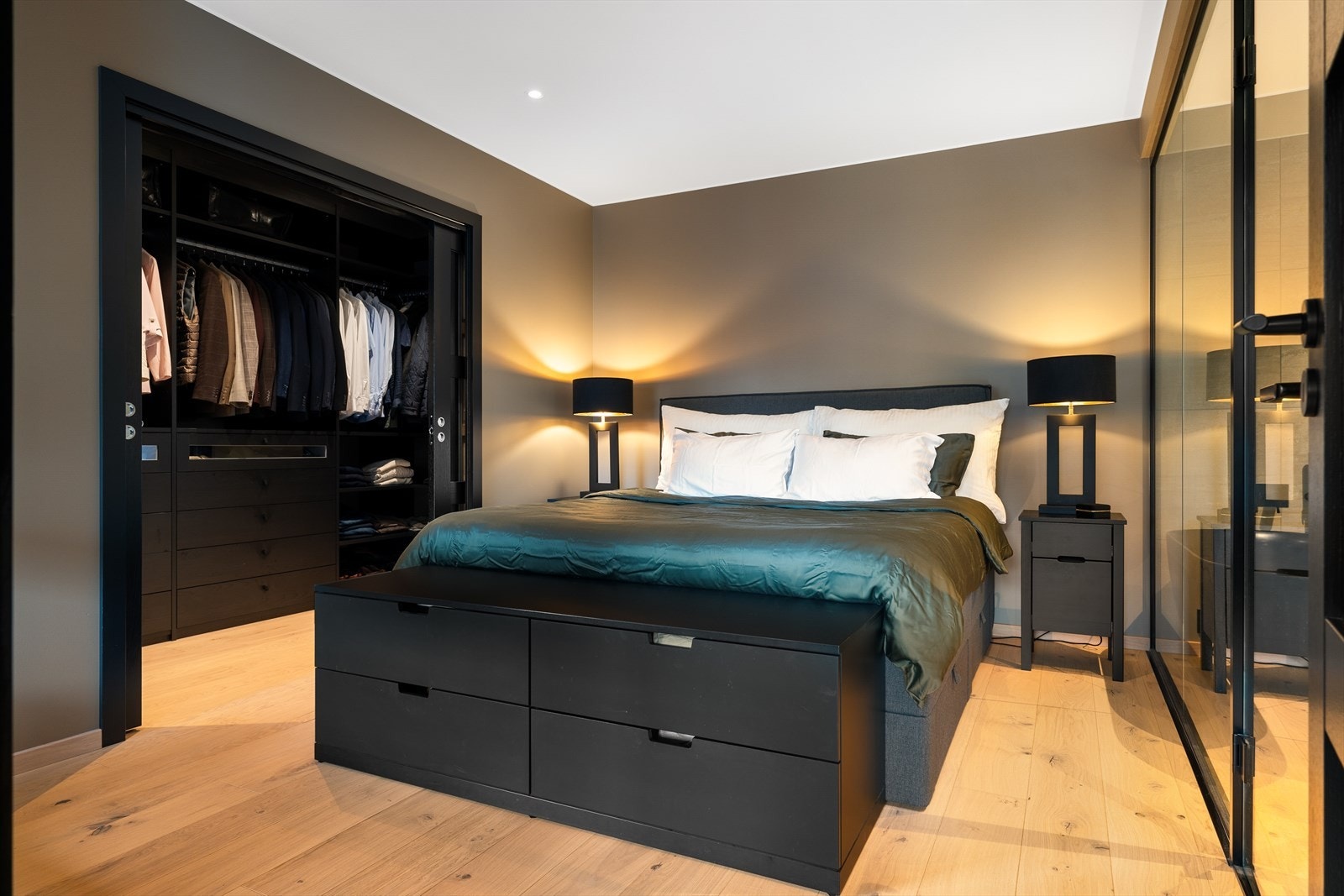 Hovedsoverom preges, som øvrige rom i boligen, av materialer av høy kvalitet og gjennomtenkte løsninger. Galleribilde