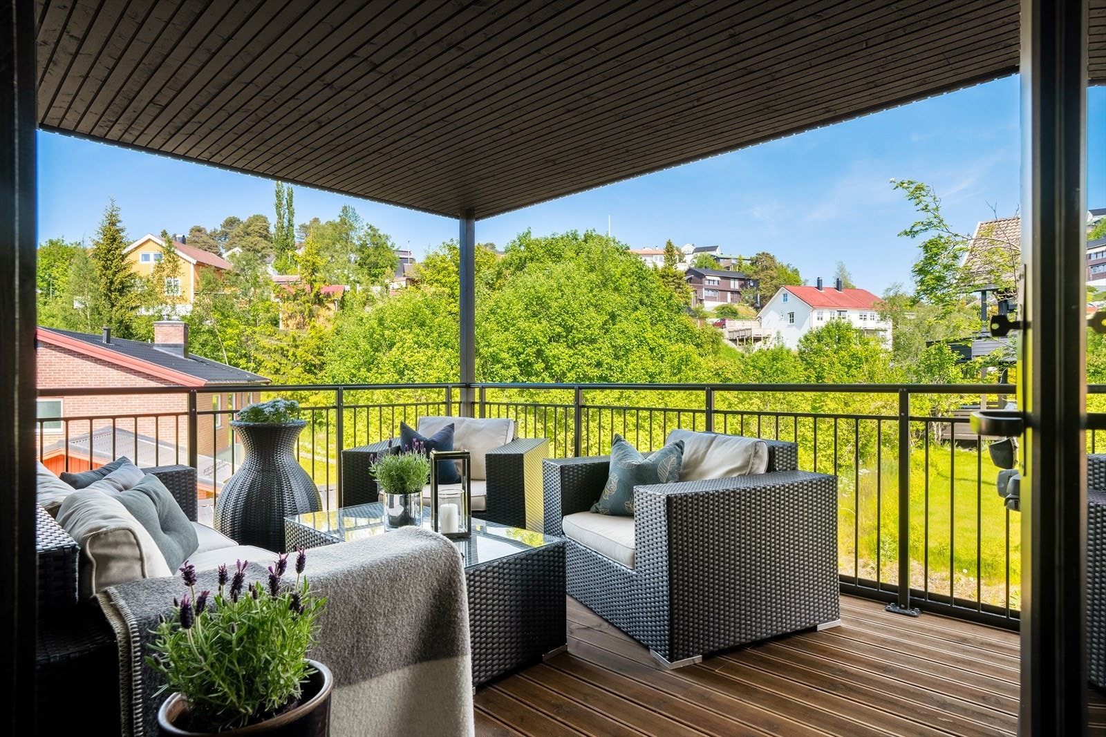 Herlig, overbygd hjørnebalkong vendt mot fredfulle og naturskjønne omgivelser. Balkongen ligger vestvendt og har fine solforhold ettermiddag/kveld. Galleribilde