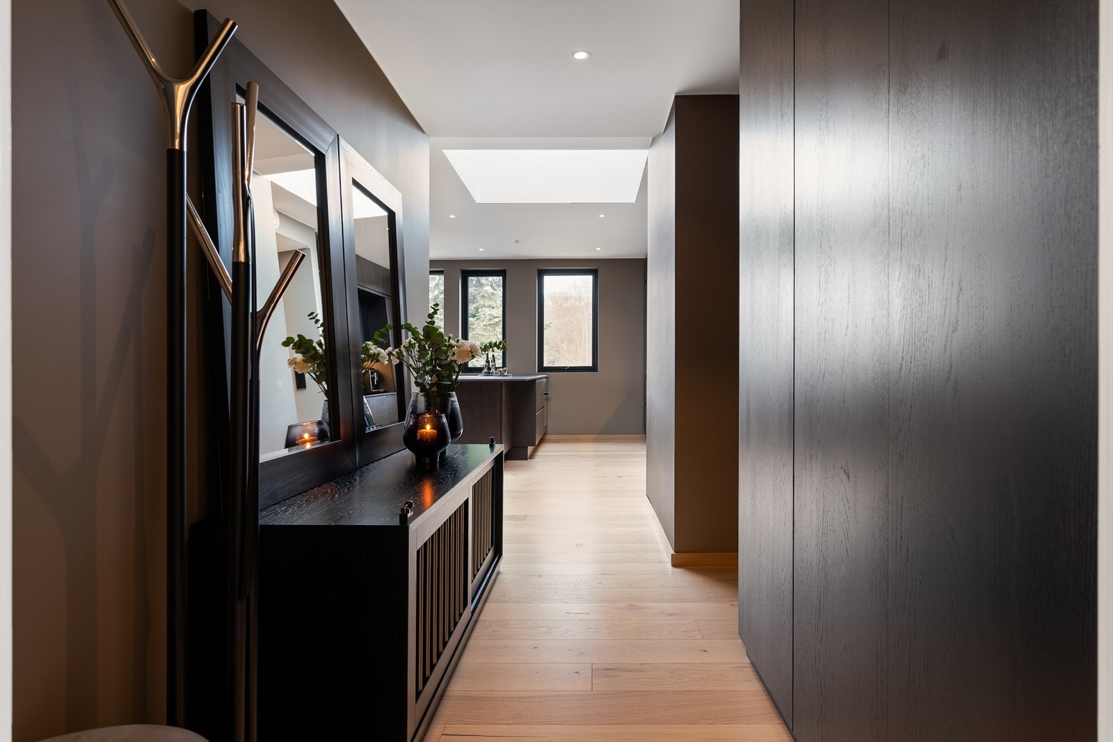 Entréen gir leiligheten et rettmessig førsteinntrykk. Her er alt sømløst og hver minste detalj er gjennomført ut til fingerspissene. Avbildet garderobeskap er plassbygd av Byåsen Trevare. Galleribilde