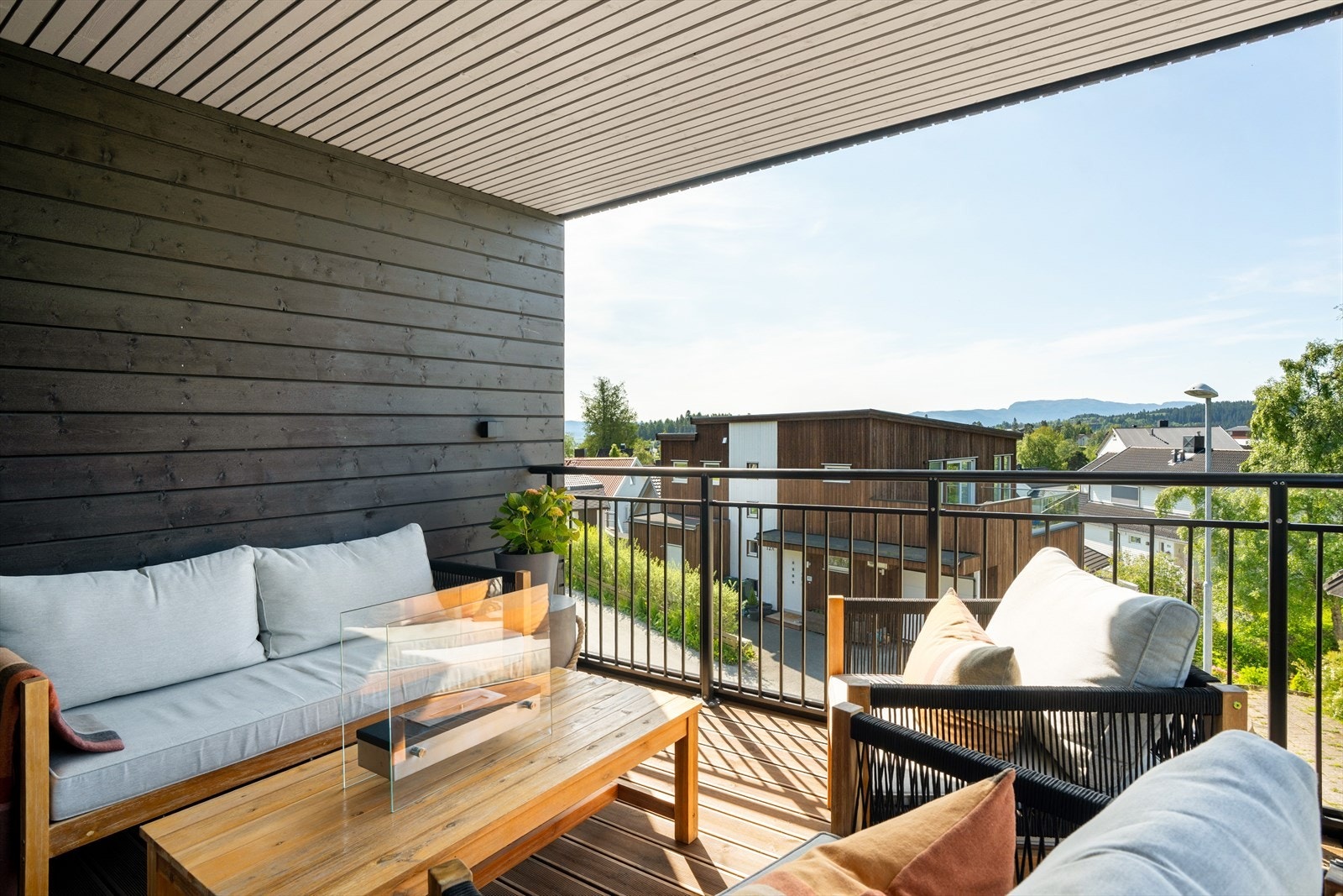 Her kan man også nyte strålende utsikt over nærområdet i sørvest. Balkongen er på 9m² og har plass til en stor sittegruppe og grill. Galleribilde