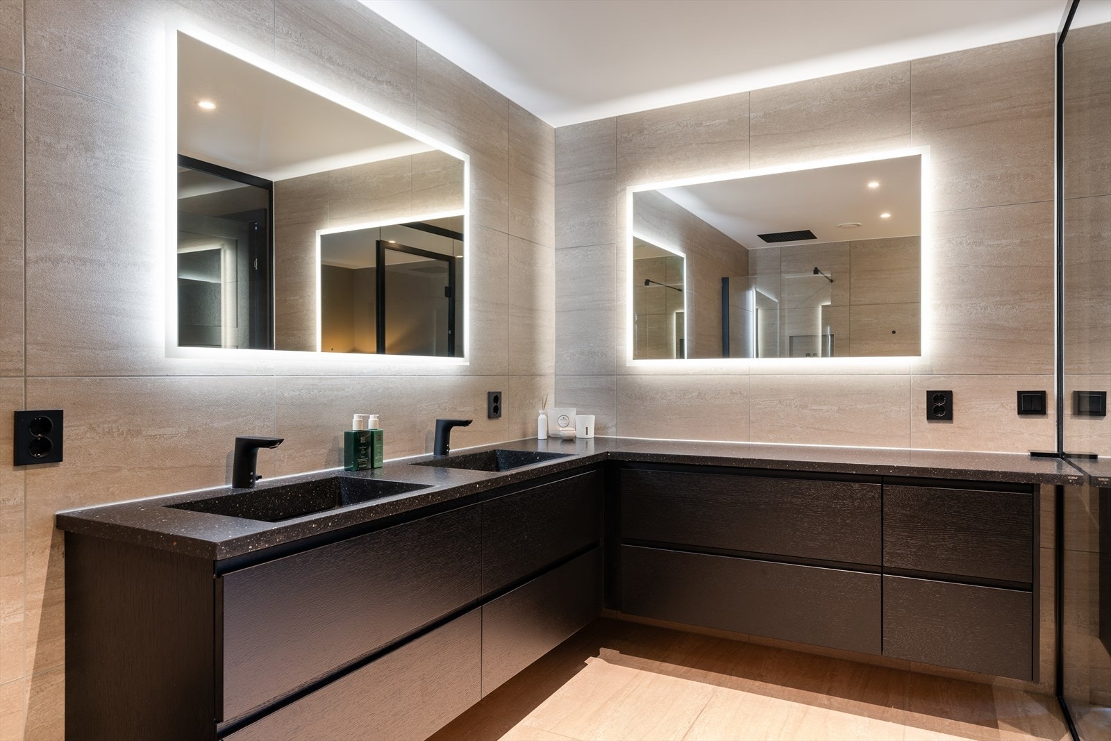 I tillegg til dobbel servant, har man 2x 160cm baderomsinnredninger og 2x speilarmatur med integrert belysning på vegg. Galleribilde