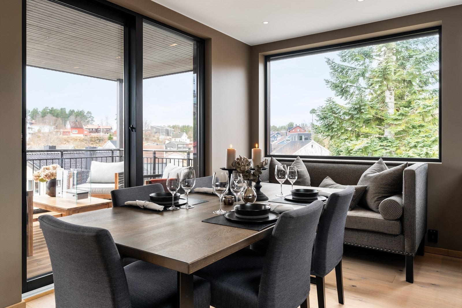 Utstrakt bruk av vindusflater er gjennomgående for oppholdssonen, og gir rommet en luftig og eksklusiv atmosfære. Galleribilde