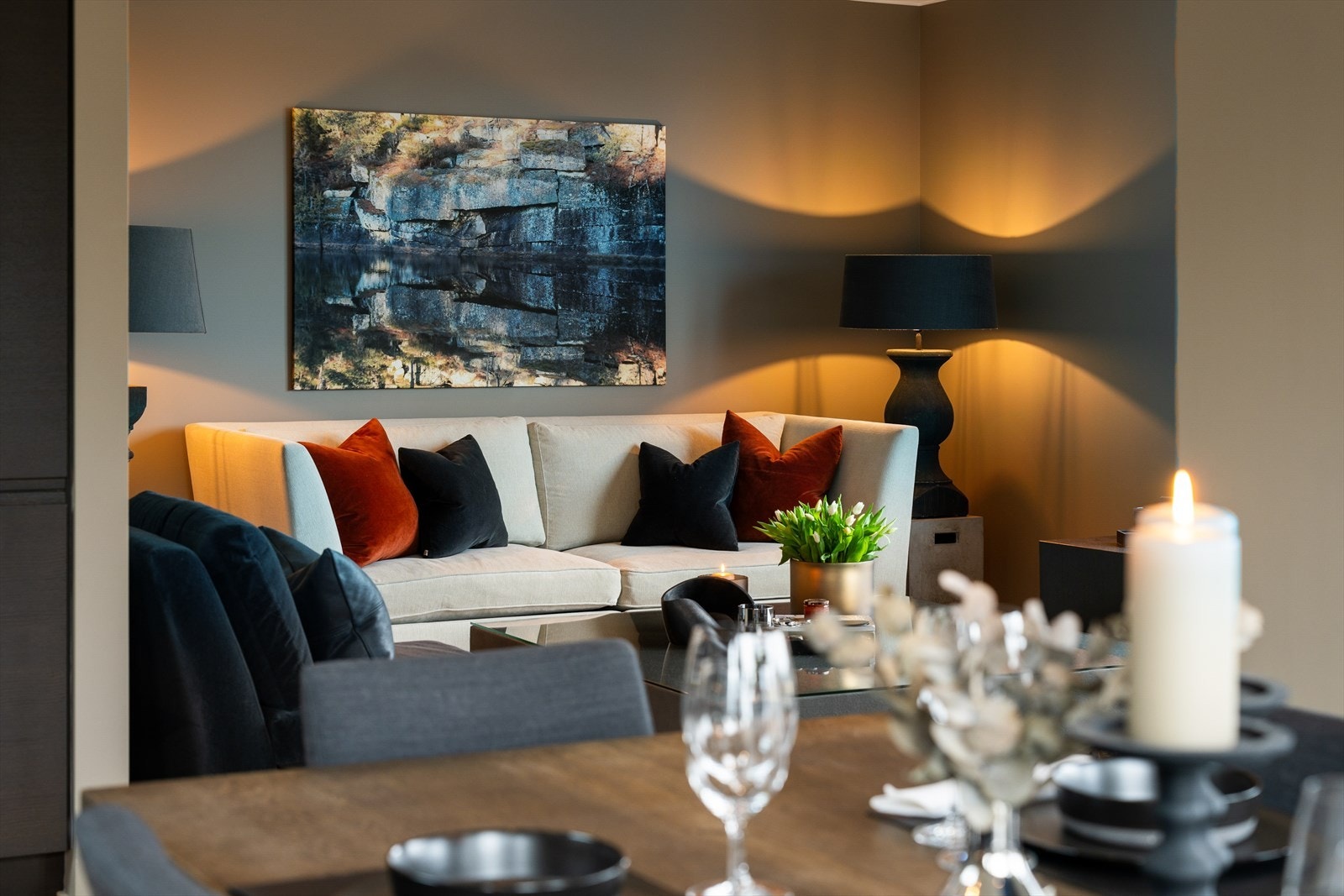 Stue / kjøkken ligger i åpen løsning og måler totalt 61m². Rommene er inndelt i flere soner og rikelig med møbleringsmuligheter. Galleribilde