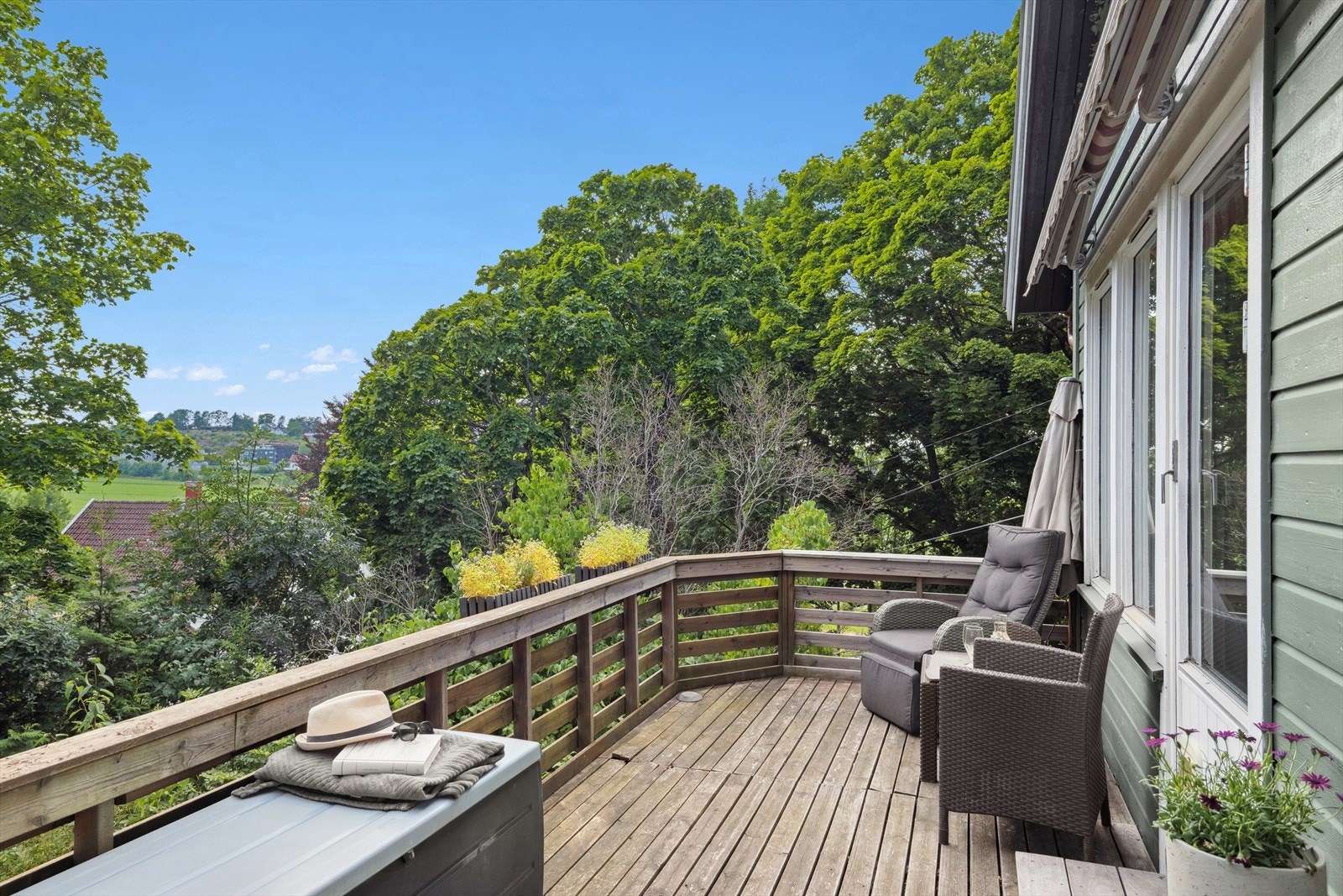 Usjenert og solrikt uteområde med hyggelig utsikt - perfekt for rolige stunder og gode dager ute Galleribilde