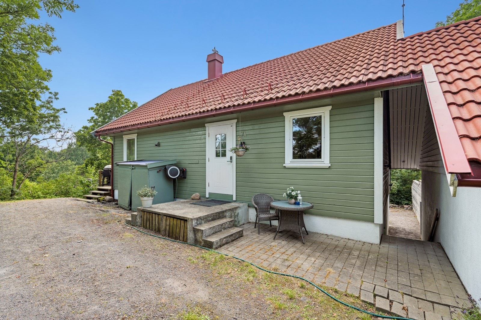 Boligen har eget inngangsparti med praktisk nedgang til hybelen i underetasjen - se venstre side på bildet Galleribilde