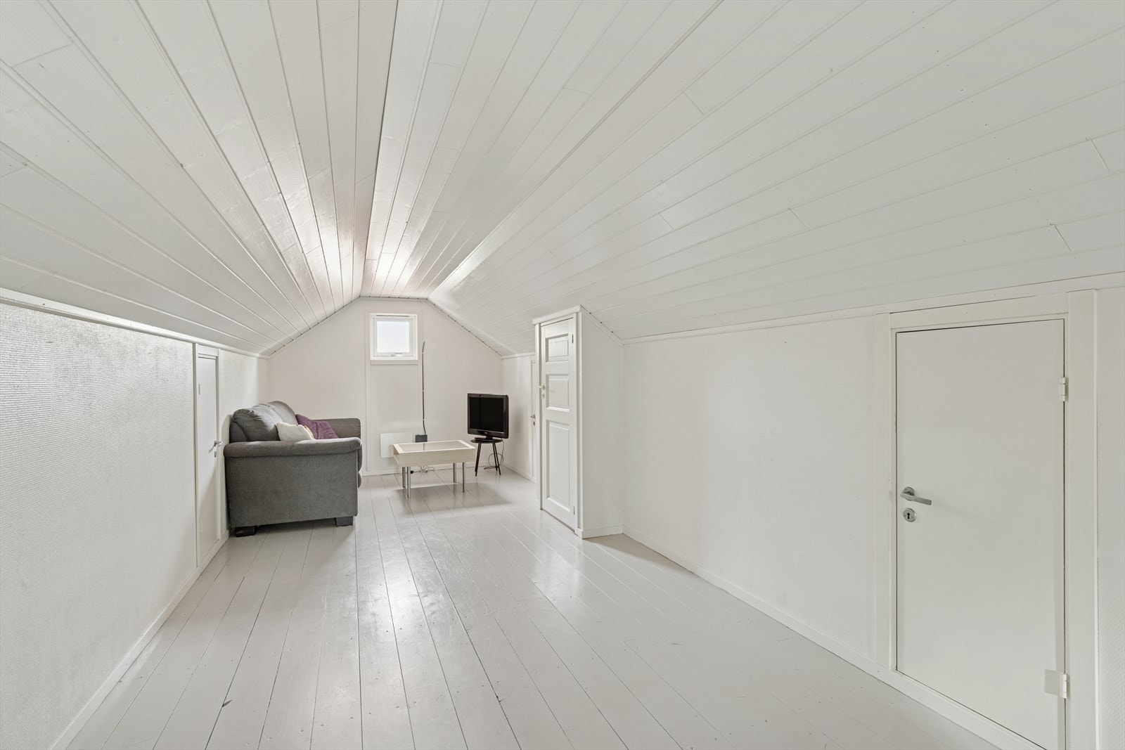 Pent loft med påbegynt arbeid og kott på hver side - ideelt for ekstra lagringsplass og fleksibel bruk Galleribilde