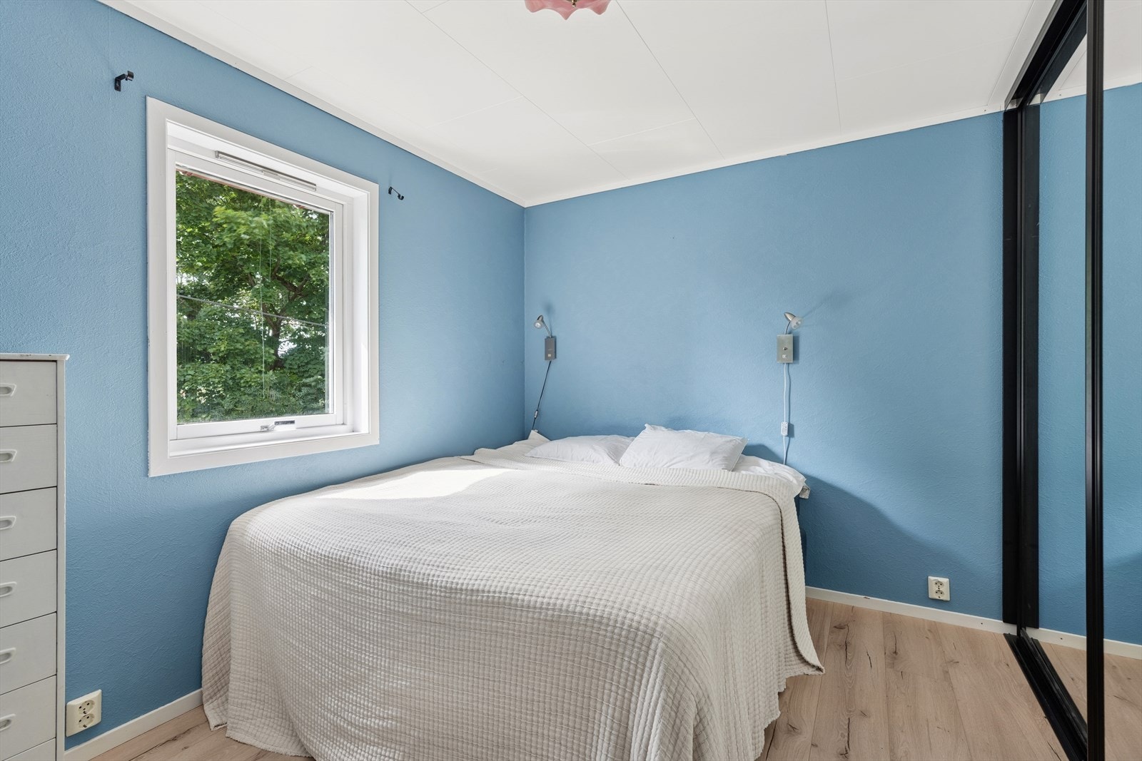 Hovedsoverommet har god størrelse med plass til dobbeltseng, nattbord og er utstyrt med ny skyvedørsgarderobe - praktisk og stilrent Galleribilde