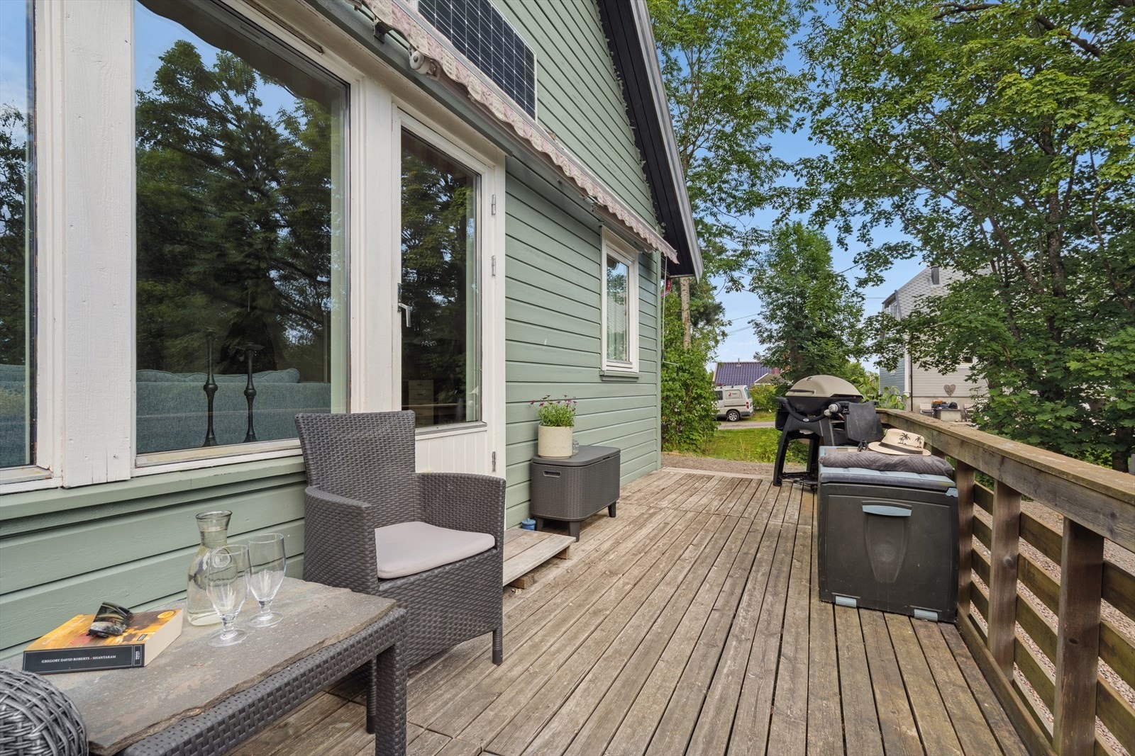 Enkel adkomst til terrassen direkte fra gårdsplassen - praktisk og lettvint i hverdagen Galleribilde