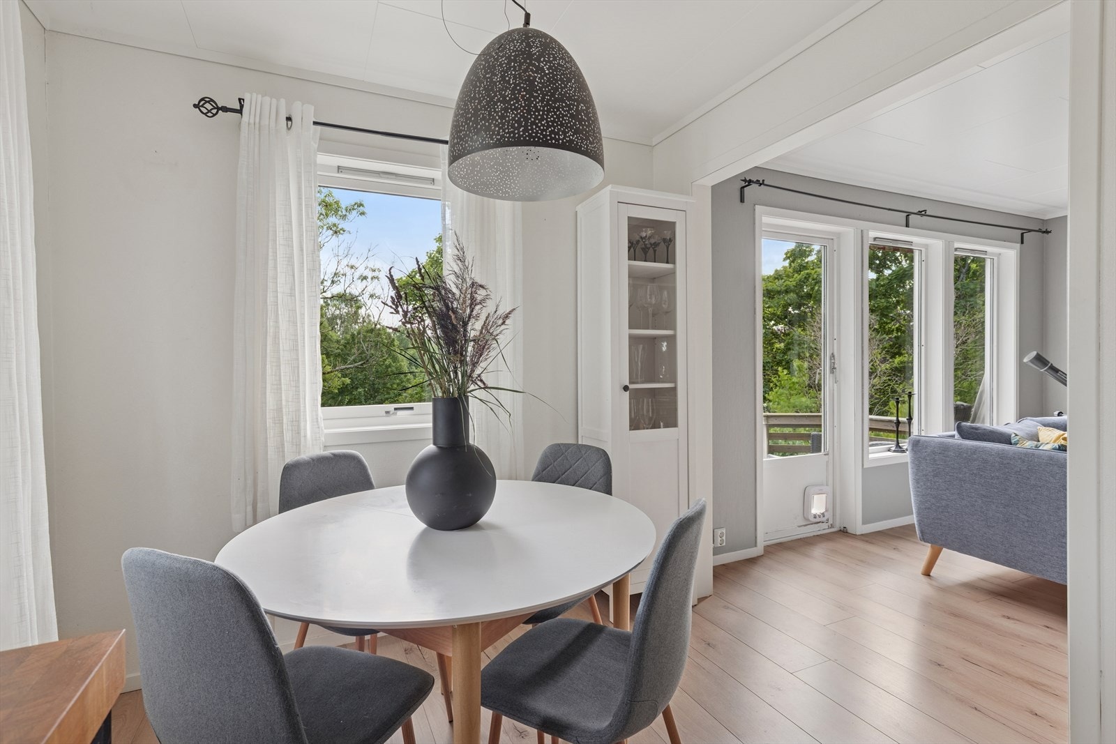 Planløsningen gir en naturlig plass til spisestue mellom kjøkken og stue Galleribilde