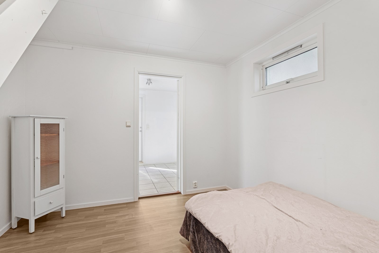 I underetasjen er det egen trapp ned til et disponibelt rom. Rommet er ikke godkjent som oppholdsrom eller soverom. Selger har satt inn vindu på annet rom i underetasjen Galleribilde