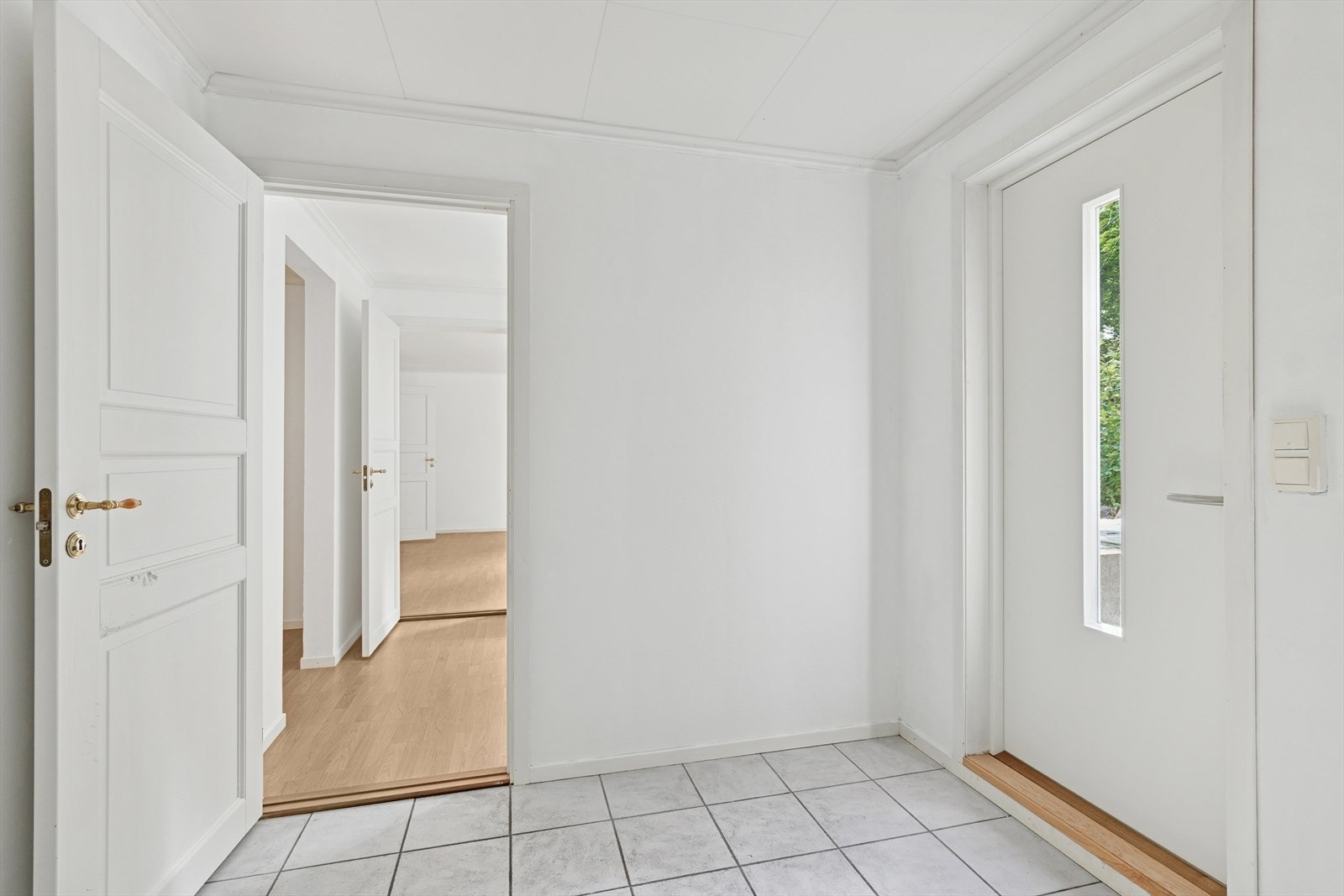 Underetasjen består av romslig gang, kjøkken, bad, stue og soverom - perfekt som hybel eller egen boenhet Galleribilde