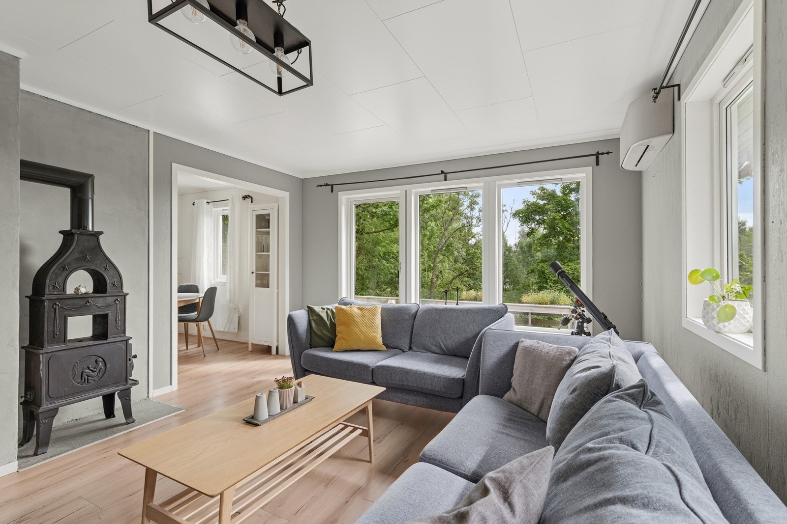 Boligen består av en hoveddel, loft og hybel i underetasjen Galleribilde