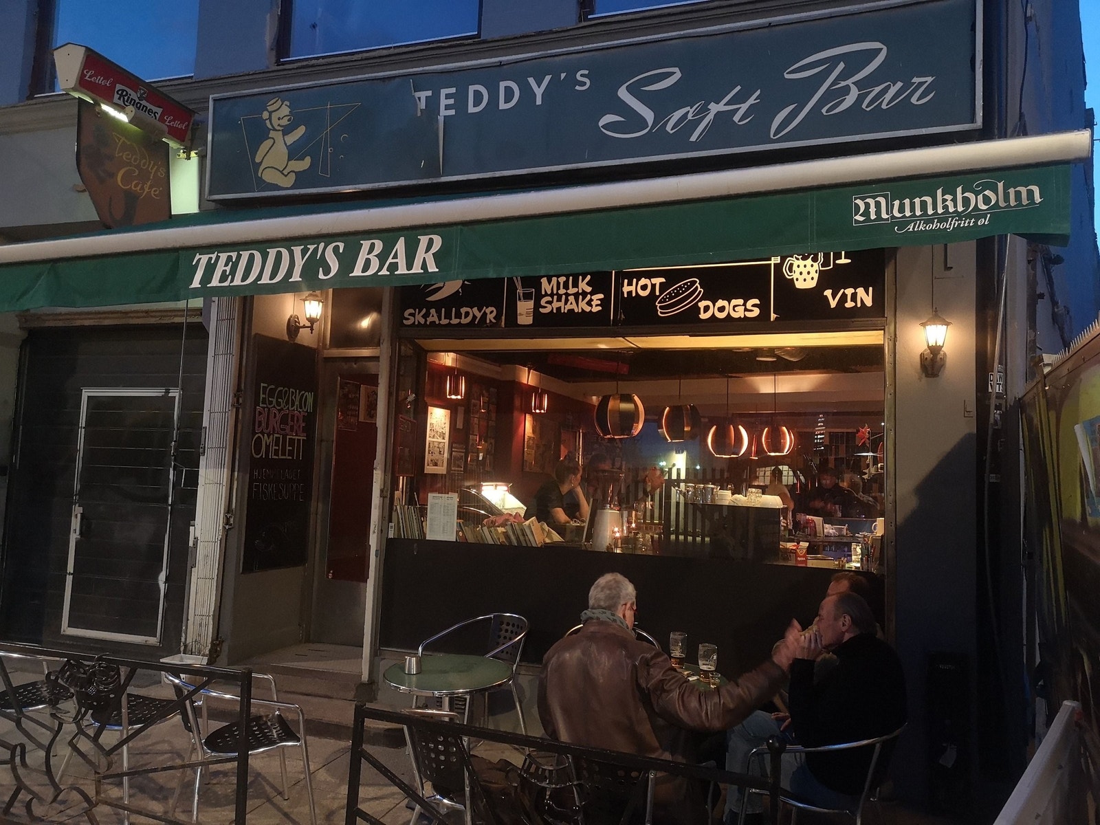 Legendariske Teddy's i Brugata. Åpnet 1958 som snackbar. Det meste av 50-talls interiøret er bevart. Er nå en bar og enkelt spisested. Galleribilde