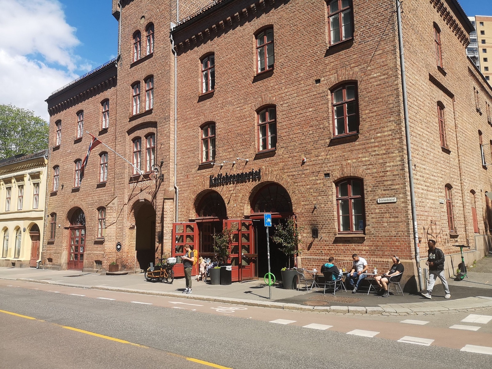 Før brannstasjon. Nå kaffebar. Grønlandsleiret ved Grønland kirke. Galleribilde