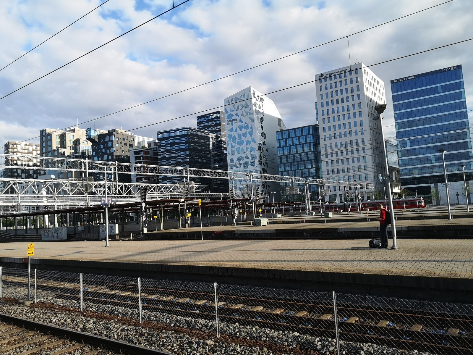 Barcode er like ved. Man kommer kjappest dit via gangbroer over jernbanesporene. Snarvei ned til Oslo S fra bro via trapp og heis. Galleribilde