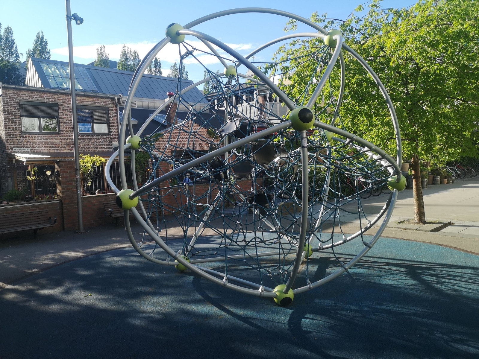 Teaterplassen. Galleribilde