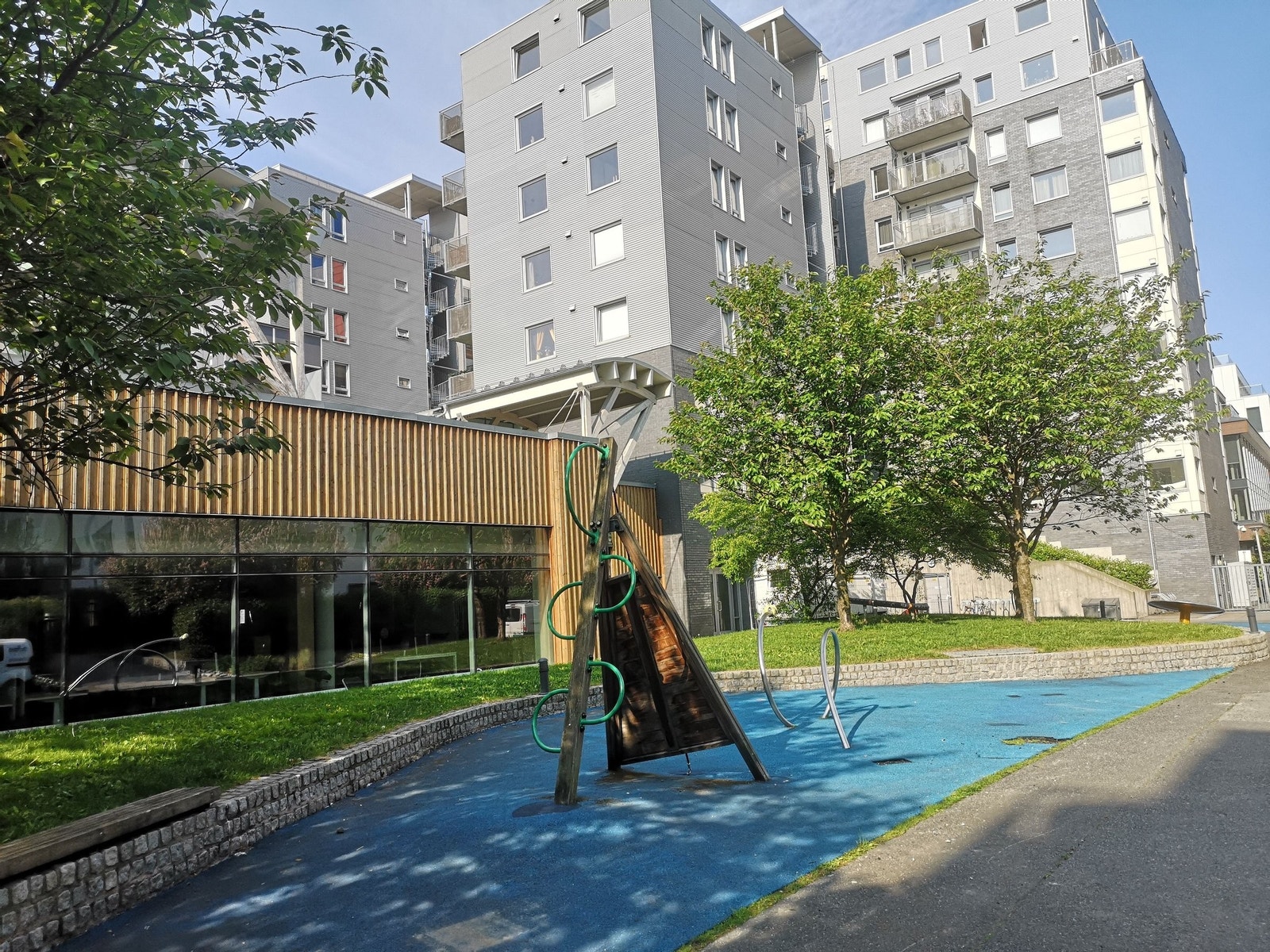 Innelukket og skjermet område med lekeplass på baksiden. Galleribilde