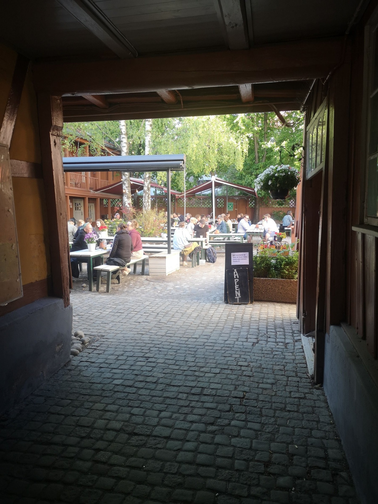 Asylet. Uteservering i gården. Huset fra ca. 1730 har en rik historie. Galleribilde