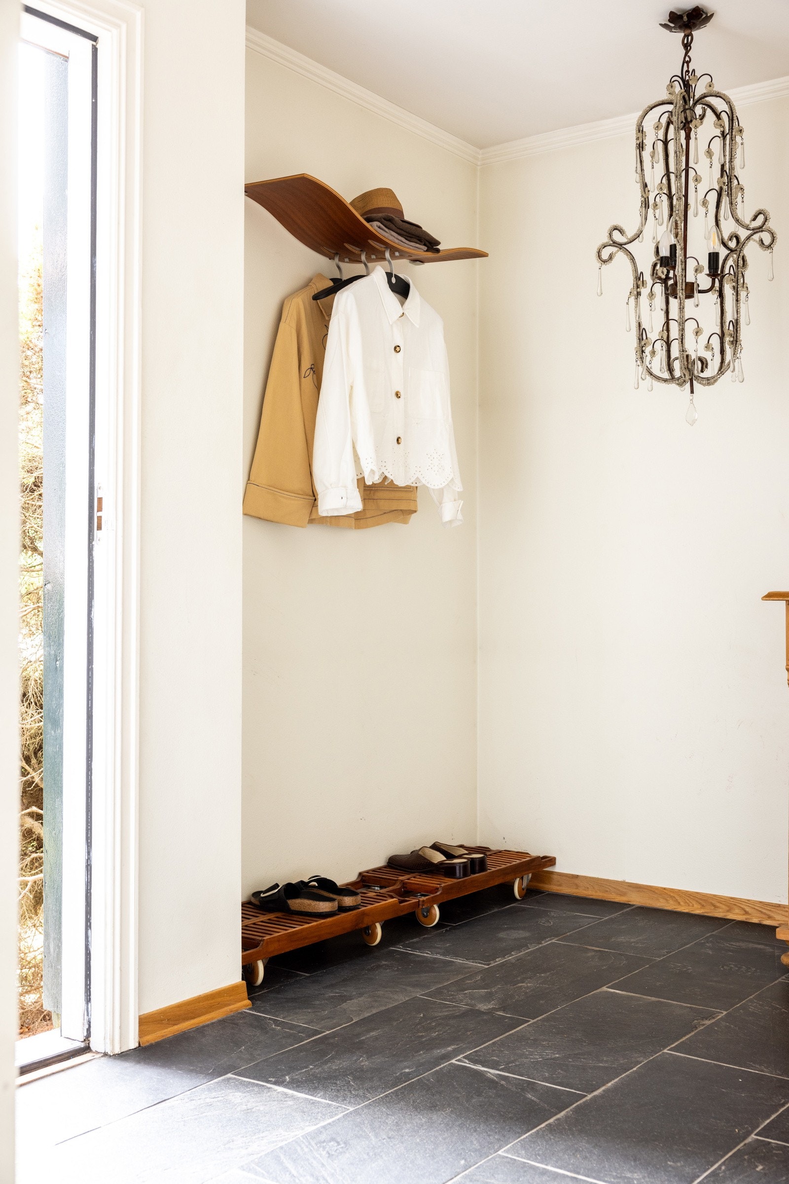 Her er det god plass til oppbevaring av ytterøy og sko. Galleribilde