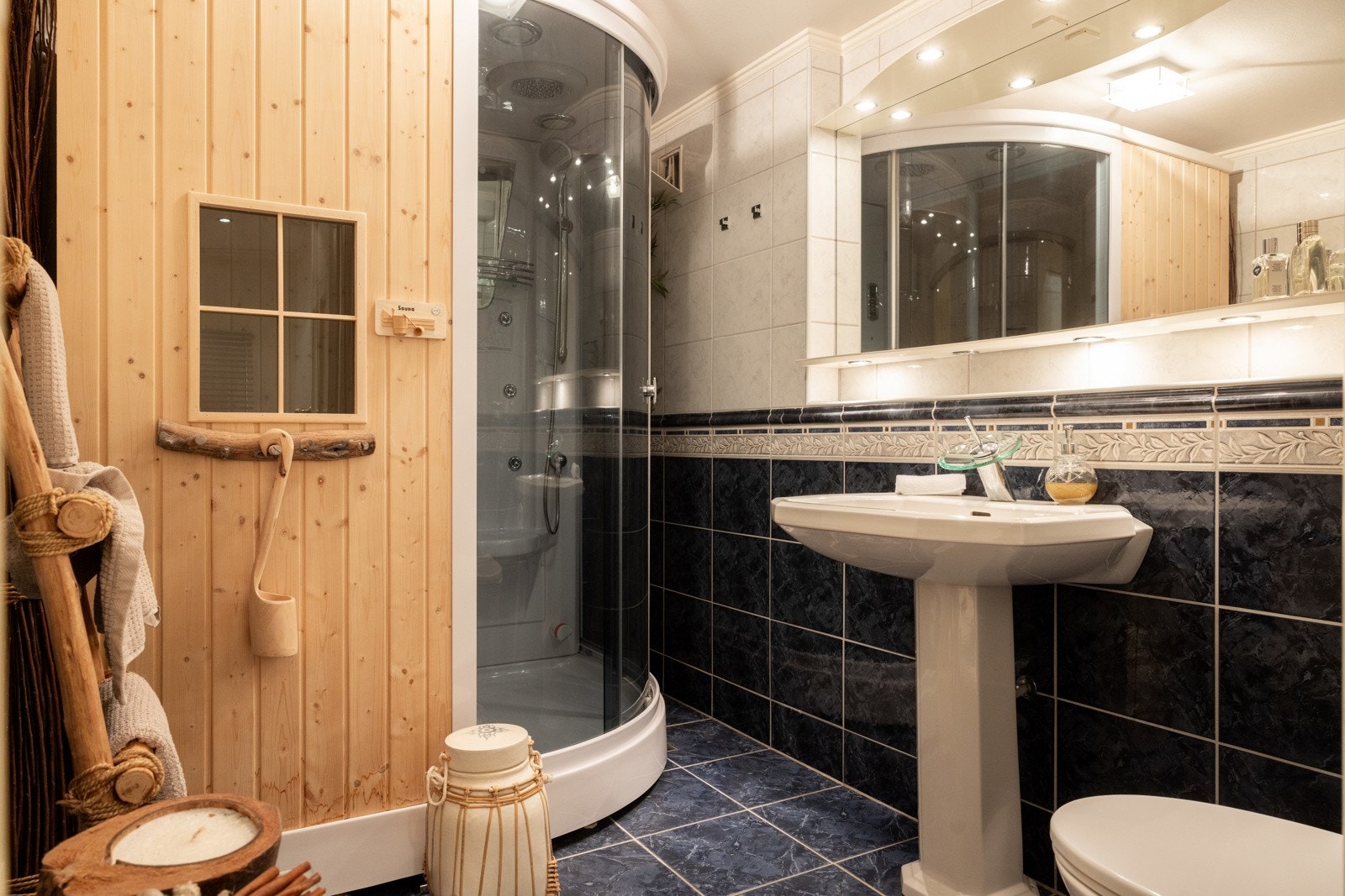 Bad i underetasjen, innredet med servant, veggmontert toalett og dusjkabinett/sauna. Galleribilde