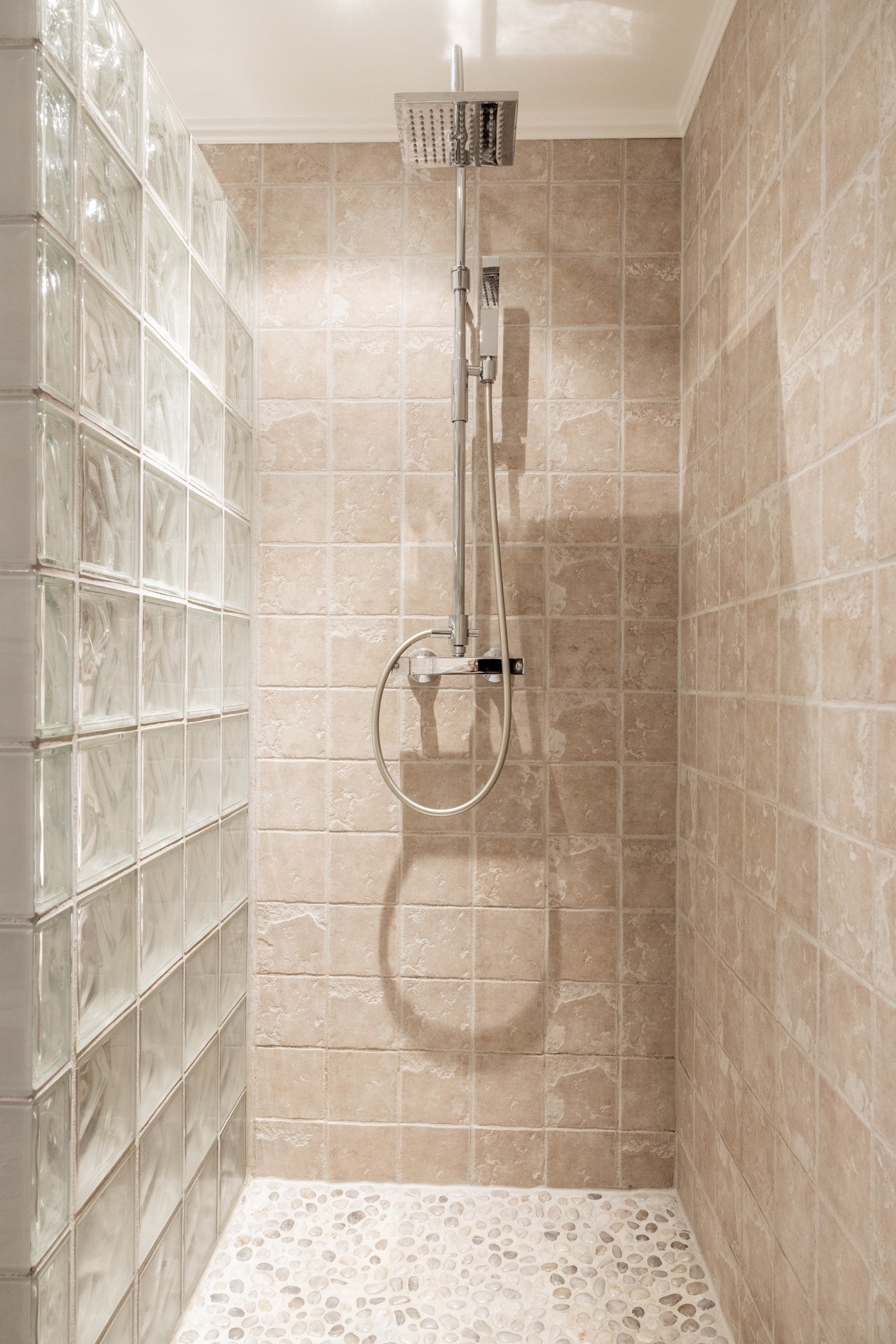 Innredningen er fra HTH tilpasset av BWOOD AS med "svevende" glass-servant, samt veggmontert toalett, badekar og dusjhjørne. Galleribilde